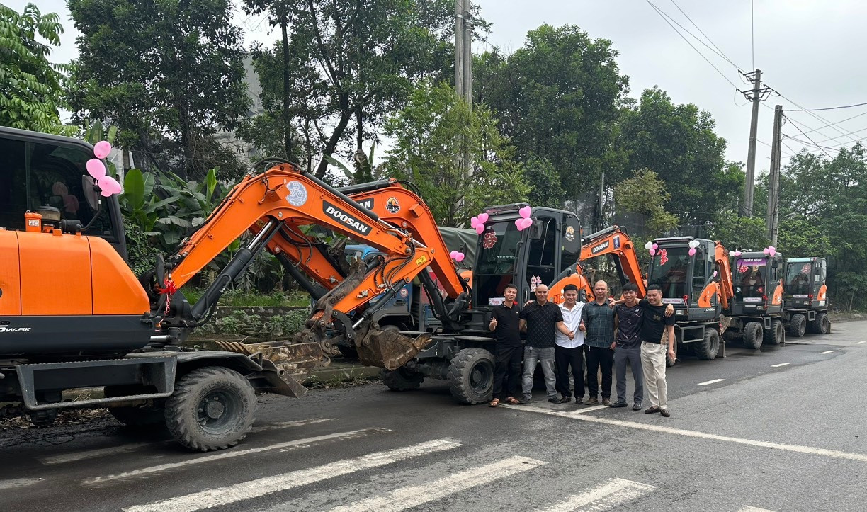 Hội anh em "chí cốt" - những người cho anh Sơn mượn máy xúc.