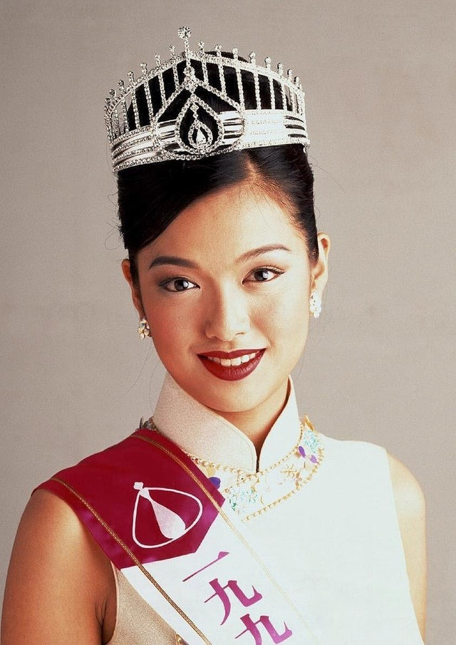 Lý San San giành ngôi vị cao nhất cuộc thi Hoa hậu Hong Kong 1996. Lý San San giành ngôi vị cao nhất cuộc thi Hoa hậu Hong Kong 1996.