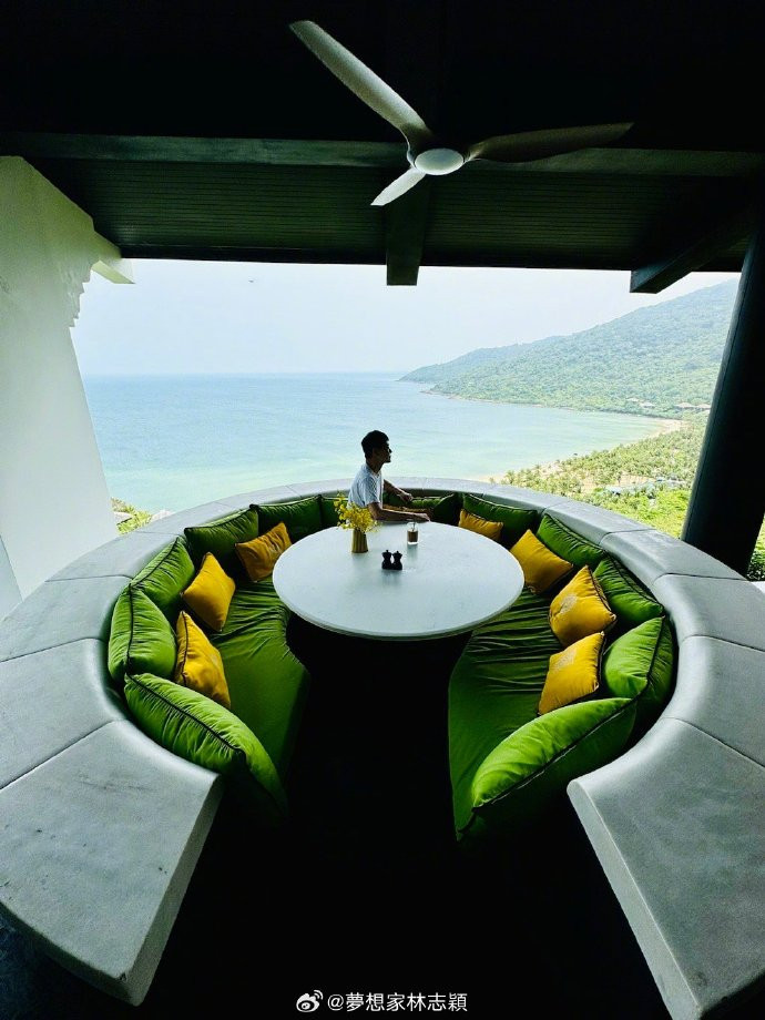 Theo hình ảnh chia sẻ, gia đình Lâm Chí Dĩnh đặt phòng tại khu nghỉ dưỡng và spa 5 sao tọa lạc trên vịnh biển riêng thuộc Bán đảo Sơn Trà. Đây là không gian sang trọng và riêng tư từng được nhiều người nổi tiếng lựa chọn. Tỷ phú Mỹ Bill Gates và bạn gái cũng ở đây trong chuyến du lịch Việt Nam vào tháng 3.