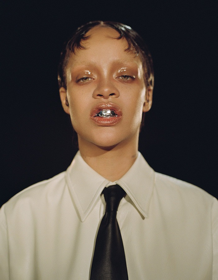 Khán giả có nhiều ý kiến trái chiều về tính nghệ thuật của bộ ảnh do Rihanna thể hiện. Ảnh: Interview. Khán giả có nhiều ý kiến trái chiều về tính nghệ thuật của bộ ảnh do Rihanna thể hiện. Ảnh: Interview.