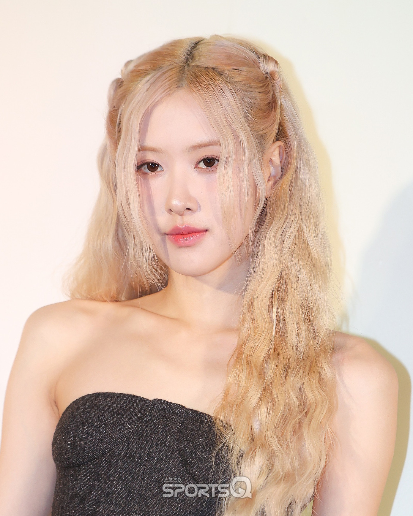 Những bức ảnh chụp cận mặt của Rosé khiến người hâm mộ trầm trồ. Họ đánh giá trang phục sự kiện của giọng ca Gone thường đơn giản nhưng nhờ thế làm nổi bật nhan sắc ngọt ngào cùng làn da trắng như phát sáng. Đa số công nhận Rosé giống búp bê Barbie phiên bản đời thực.