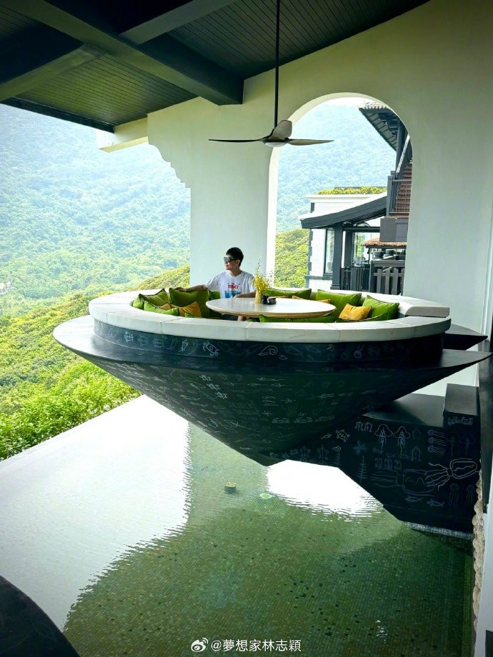 Theo hình ảnh chia sẻ, gia đình Lâm Chí Dĩnh đặt phòng tại khu nghỉ dưỡng và spa 5 sao tọa lạc trên vịnh biển riêng thuộc Bán đảo Sơn Trà. Đây là không gian sang trọng và riêng tư từng được nhiều người nổi tiếng lựa chọn. Tỷ phú Mỹ Bill Gates và bạn gái cũng ở đây trong chuyến du lịch Việt Nam vào tháng 3.