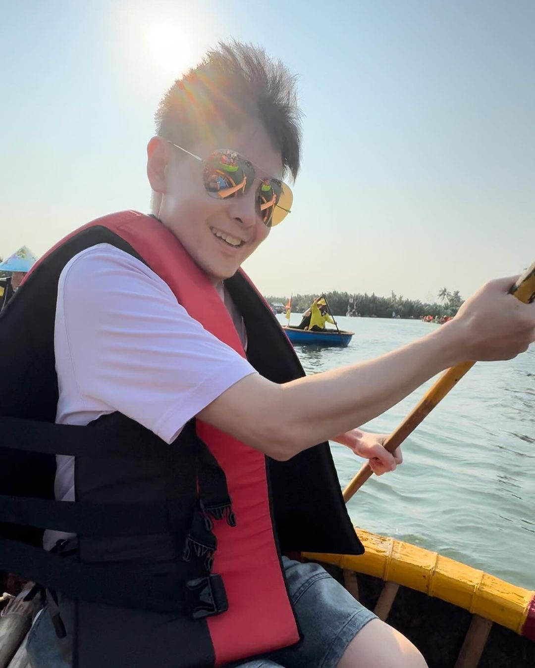 Sau thời gian nghỉ dưỡng sang chảnh ở Đà Nẵng, chàng "Đoàn Dự" đến với những hoạt động bình dân hơn ở Hội An. Anh tỏ ra hào hứng khi thử chèo thuyền thúng tại rừng dừa Bảy Mẫu. Vài ngày trước đó, tài tử Hàn Quốc Jung Il Woo cũng check-in tại điểm du lịch nổi tiếng này.