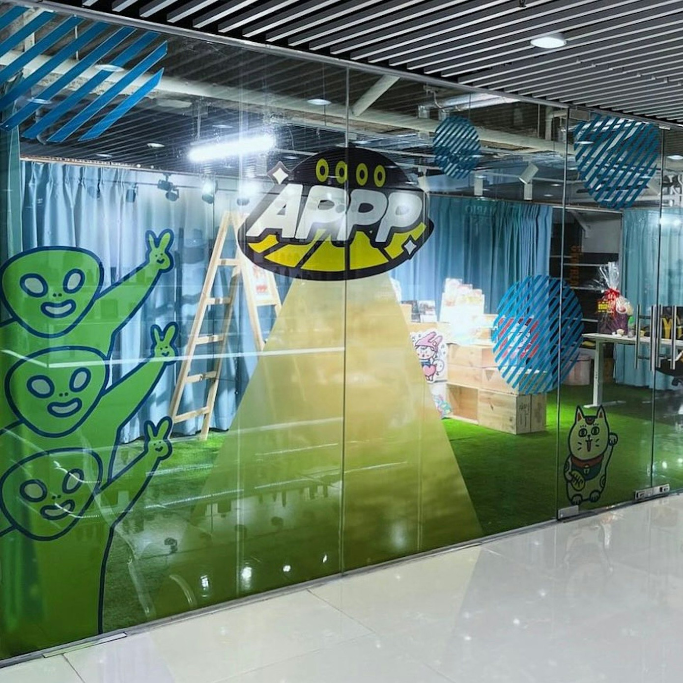 Lý San San mở studio cùng bạn bè sau khi rời showbiz. Ảnh: IG. Lý San San mở studio cùng bạn bè sau khi rời showbiz. Ảnh: IG.