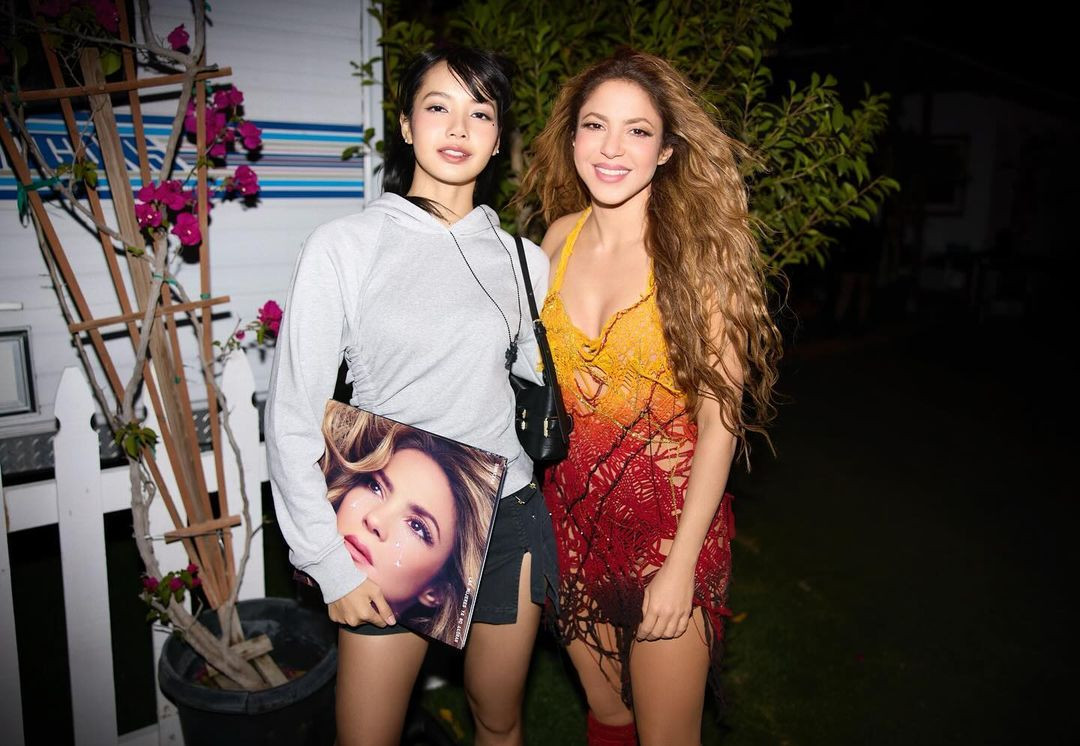 Ngày 14/4, Shakira chia sẻ lên tài khoản Instagram những hình ảnh đáng nhớ về đêm diễn tại Coachella 2024 tại Empire Polo Club ở Indio, California, Mỹ, vào ngày 13/4 (giờ địa phương). Trong đó, gây chú ý nhất là bức ảnh chụp cùng em út BlackPink, Lisa. Người đẹp Thái Lan trông giản dị với áo hoodie và chân váy ngắn, trong khi nóng bỏng với mái tóc xoăn bồng bềnh và chiếc váy lưới vàng - đỏ. Dù lớn hơn đàn em 20 tuổi, Shakira ăn đứt nhờ vẻ rạng rỡ, khỏe khoắn. Ảnh: IG.