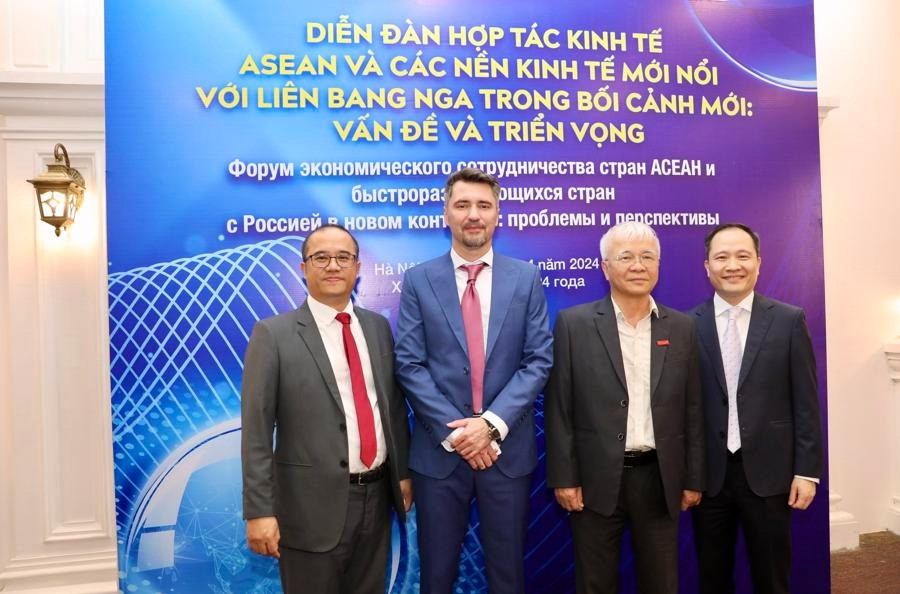 Các đại biểu tại Diễn đàn hợp tác kinh tế ASEAN và các nền kinh tế mới nổi với Liên bang Nga trong bối cảnh mới. Từ trái sang phải: PGS.TS. Nguyễn Trúc Lê, Chủ tịch Hội đồng Trường Đại học Kinh tế - Đại học Quốc gia Hà Nội; ông Balduev Konstantin, Phó Tổng giám đốc, Ngân hàng Liên doanh Việt-Nga (VRB); TS. Chử Văn Lâm, Tổng biên tập Tạp chí Kinh tế Việt Nam; PGS.TS Lê Trung Thành, Hiệu trưởng Trường Đại học Kinh tế, Đại học Quốc gia Hà Nội. Ảnh: Việt Dũng.