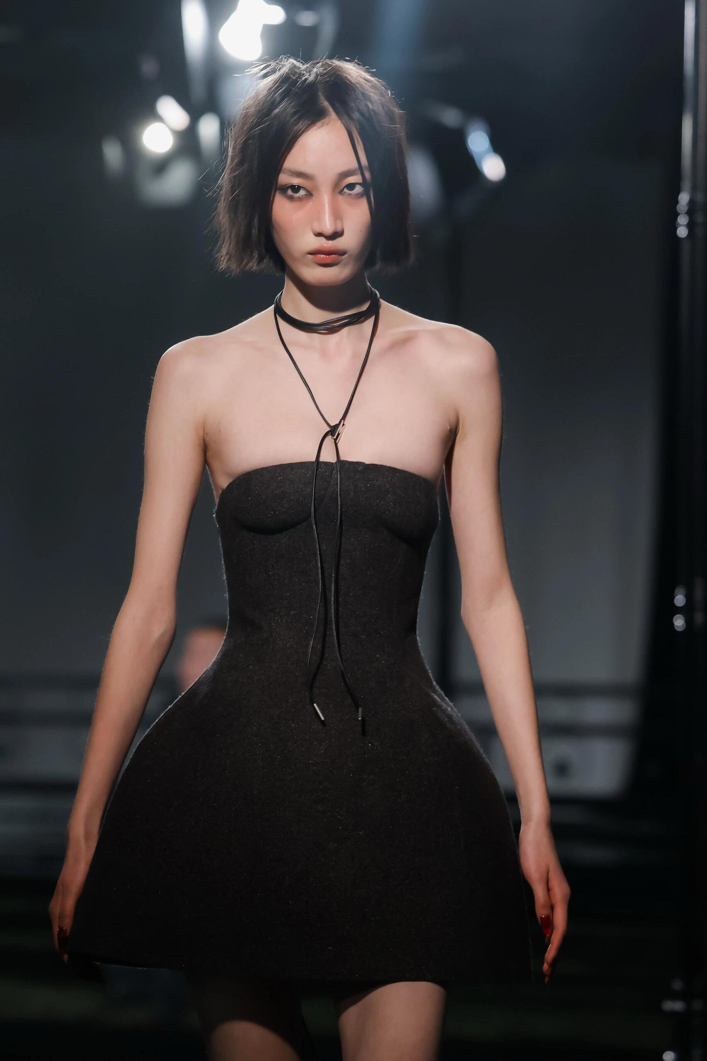 Chiếc váy được Rosé lựa chọn nằm trong bộ sưu tập mới nhất của nhà thiết kế trẻ Mark Gong. Cư dân mạng đánh giá ngôi sao Kpop mặc bộ đồ đẹp hơn so với người mẫu trình diễn catwalk. Rosé khiến trang phục trở nên đáng yêu, thanh lịch hơn.