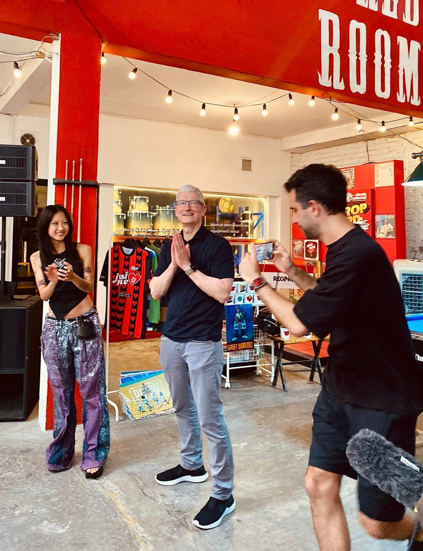 Tim Cook giao lưu với Suboi và những nghệ sĩ khác tại Hanoi Rock City. Ảnh: Hanoi Rock City. Tim Cook giao lưu với Suboi và những nghệ sĩ khác tại Hanoi Rock City. Ảnh: Hanoi Rock City.