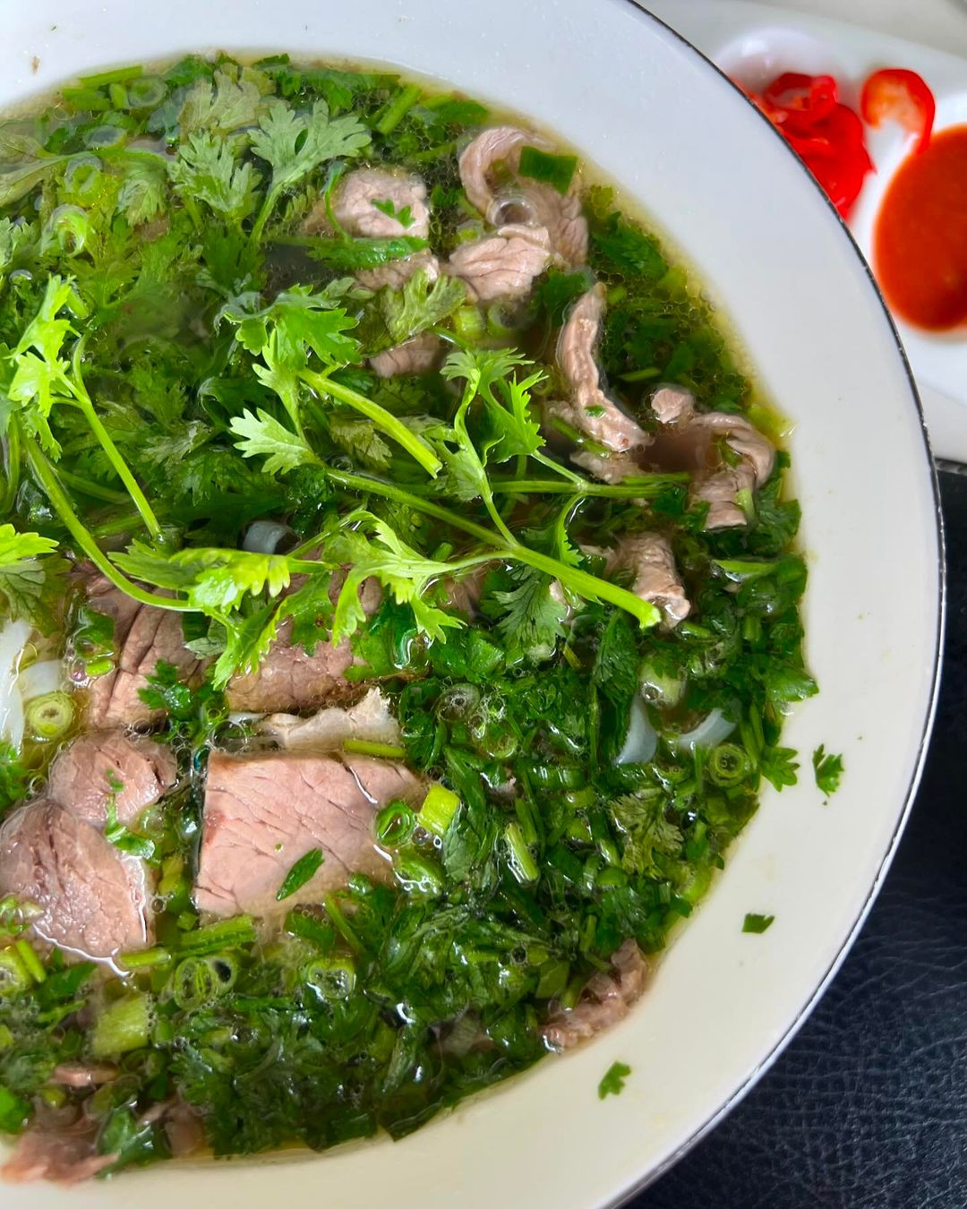 Cà phê và phở có vẻ như là hai món đồ ăn, thức uống yêu thích của Lâm Chí Dĩnh. Anh chụp ảnh chia sẻ với người hâm mộ. Trước đó, vào ngày 9/4, vợ nam diễn viên, Trần Nhược Nghi, cũng ghi lại trải nghiệm thưởng thức cà phê cốt dừa và phở trên trang cá nhân.