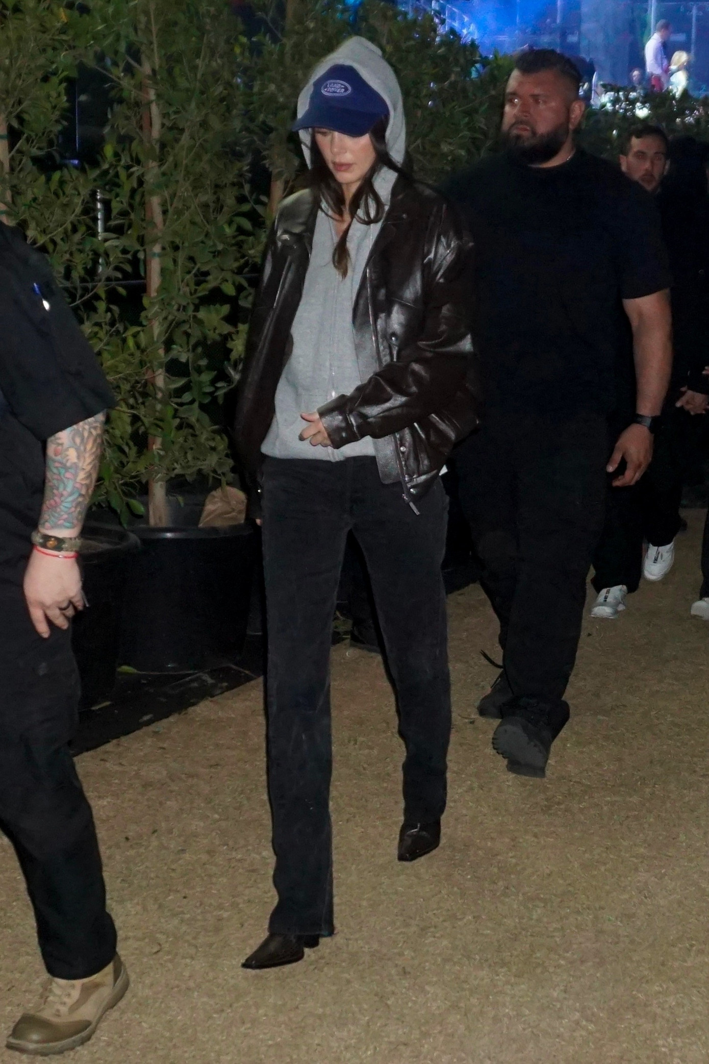 Siêu mẫu đắt giá nhất thế giới Kendall Jenner khiêm tốn trong chiếc áo hoodie xám và mũ bóng chày. Ảnh: BackGrid.