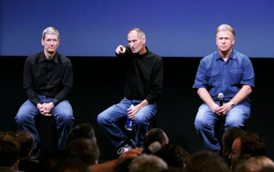 Tối giản và mất ít thời gian cho trang phục là điểm chung của các tỷ phú công nghệ. Tim Cook và Steve Jobs từng chọn đồ khá giống nhau. Ảnh: AP.