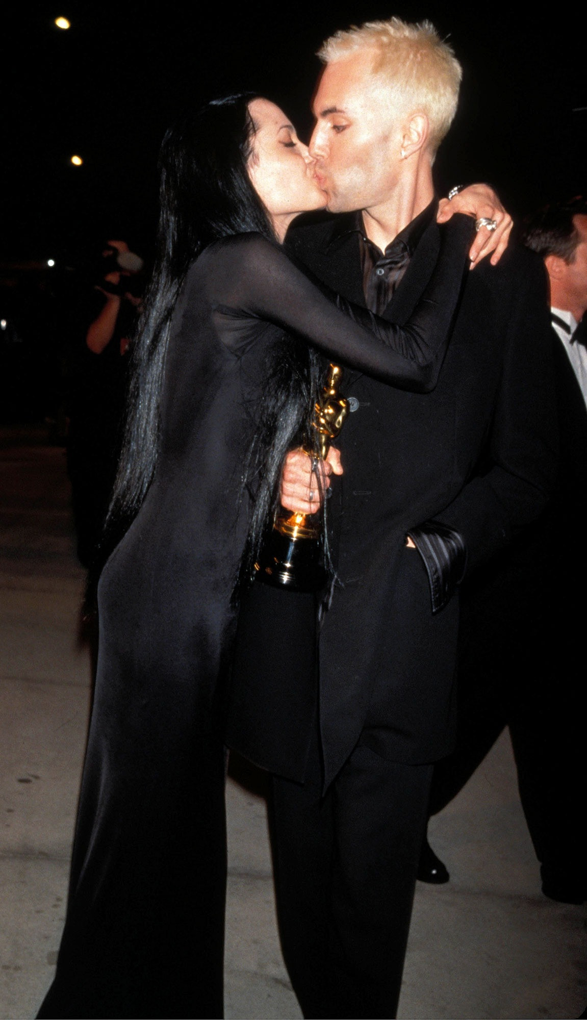 James và Angelina gây sốc vì hôn nhau tại Oscar 2000. Ảnh: Getty Images. James và Angelina gây sốc vì hôn nhau tại Oscar 2000. Ảnh: Getty Images.