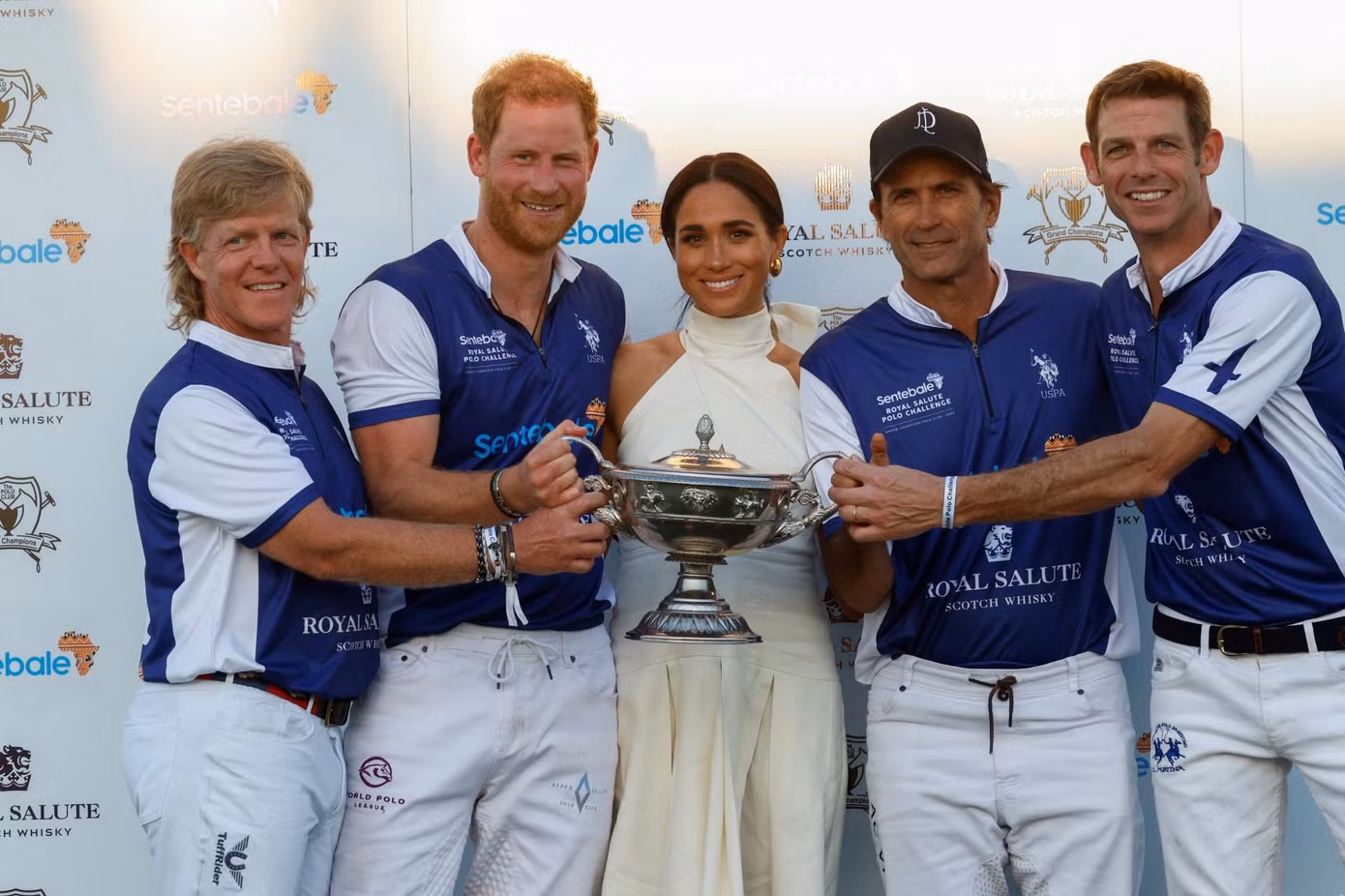 Harry và Meghan chung vui cùng đồng đội. Harry và Meghan tham gia giải polo từ thiện trong bối cảnh các chuyên gia cho biết hoàng tử tóc đỏ đang hợp tác chặt chẽ với các chuyên gia PR trong công ty riêng Archewell để quản lý hình ảnh trong các hoạt động trước công chúng, nhằm tránh những tình huống không đáng có. Những lần lộ diện thời gian qua của Harry đều được công bố cẩn thận, với rất ít thông tin, video hoặc hình ảnh được chia sẻ trước hoặc trong các sự kiện. Thay vào đó, những bức ảnh hoặc video clip phải được phê duyệt kỹ càng và tung ra muộn hơn vài giờ hoặc vài ngày sau sự kiện. Ảnh: Reuters.