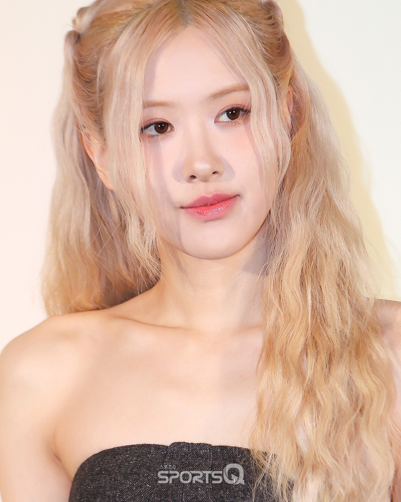 Những bức ảnh chụp cận mặt của Rosé khiến người hâm mộ trầm trồ. Họ đánh giá trang phục sự kiện của giọng ca Gone thường đơn giản nhưng nhờ thế làm nổi bật nhan sắc ngọt ngào cùng làn da trắng như phát sáng. Đa số công nhận Rosé giống búp bê Barbie phiên bản đời thực.