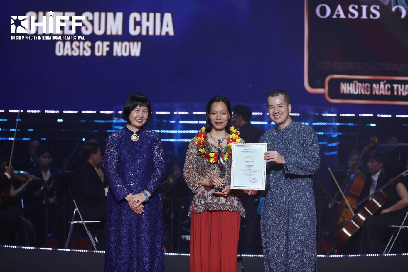 Bà Nguyễn Thị Thu Hà, Phó Cục trưởng Cục điện ảnh, cùng đạo diễn Trịnh Đình Lê Minh trao giải cho hạng mục Đạo diễn xuất sắc nhất. Ảnh: BTC. Bà Nguyễn Thị Thu Hà, Phó Cục trưởng Cục điện ảnh, cùng đạo diễn Trịnh Đình Lê Minh trao giải cho hạng mục Đạo diễn xuất sắc nhất. Ảnh: BTC.