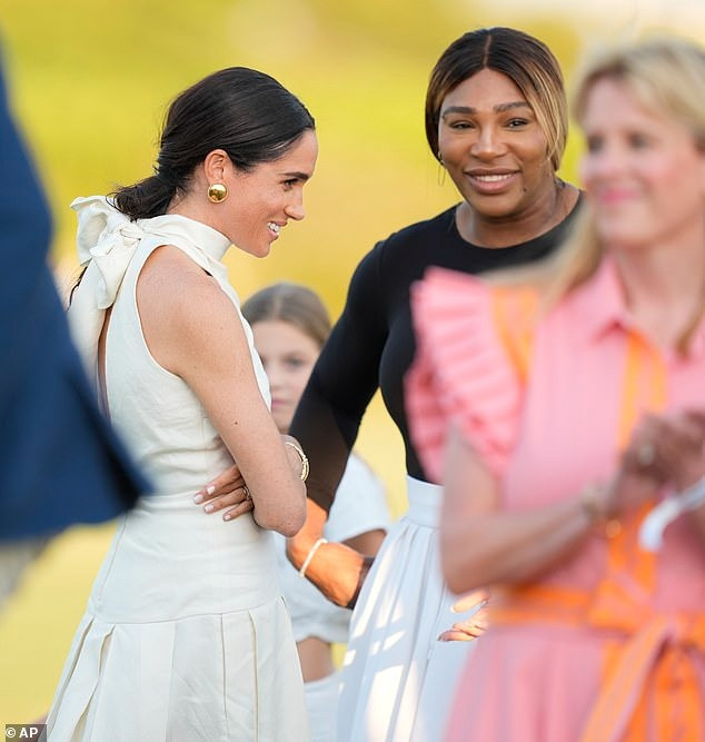 Trong lúc chồng thi đấu, Meghan vừa cổ vũ anh vừa giao lưu với những phụ nữ khác. Cô được nhìn thấy nói chuyện cùng cựu nữ hoàng quần vợt Serena Williams. Thời gian qua, cựu diễn viên Mỹ đang tích cực nâng tầm thương hiệu phong cách sống mới thành lập, American Riviera Orchard. Cô có tham vọng vượt mặt những bậc thầy trong lĩnh vực này ở Mỹ như Ina Garten, Martha Stewart hay Joanna Gaines. Tuy nhiên, giới chuyên môn lại không đánh giá cao tiềm năng của người đẹp 43 tuổi. Ảnh: AP.