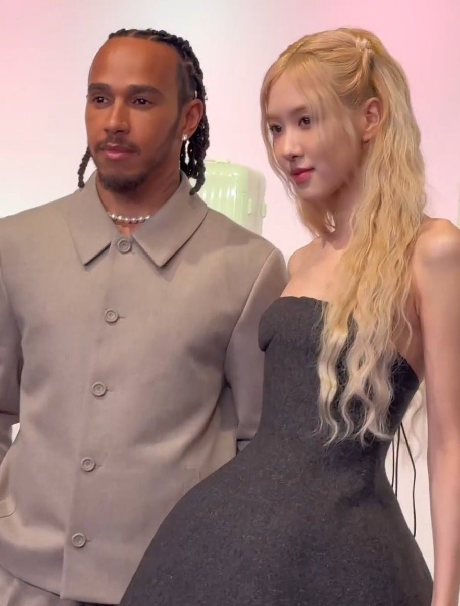 Ngoài nhan sắc, Rosé còn gây bão qua màn tương tác với Lewis Hamilton, nhà vô địch F1 8 lần. Hai người đều là đại sứ thương hiệu. Trước đó, họ cùng siêu sao bóng đá Kylian Mbappe quay quảng cáo chung.