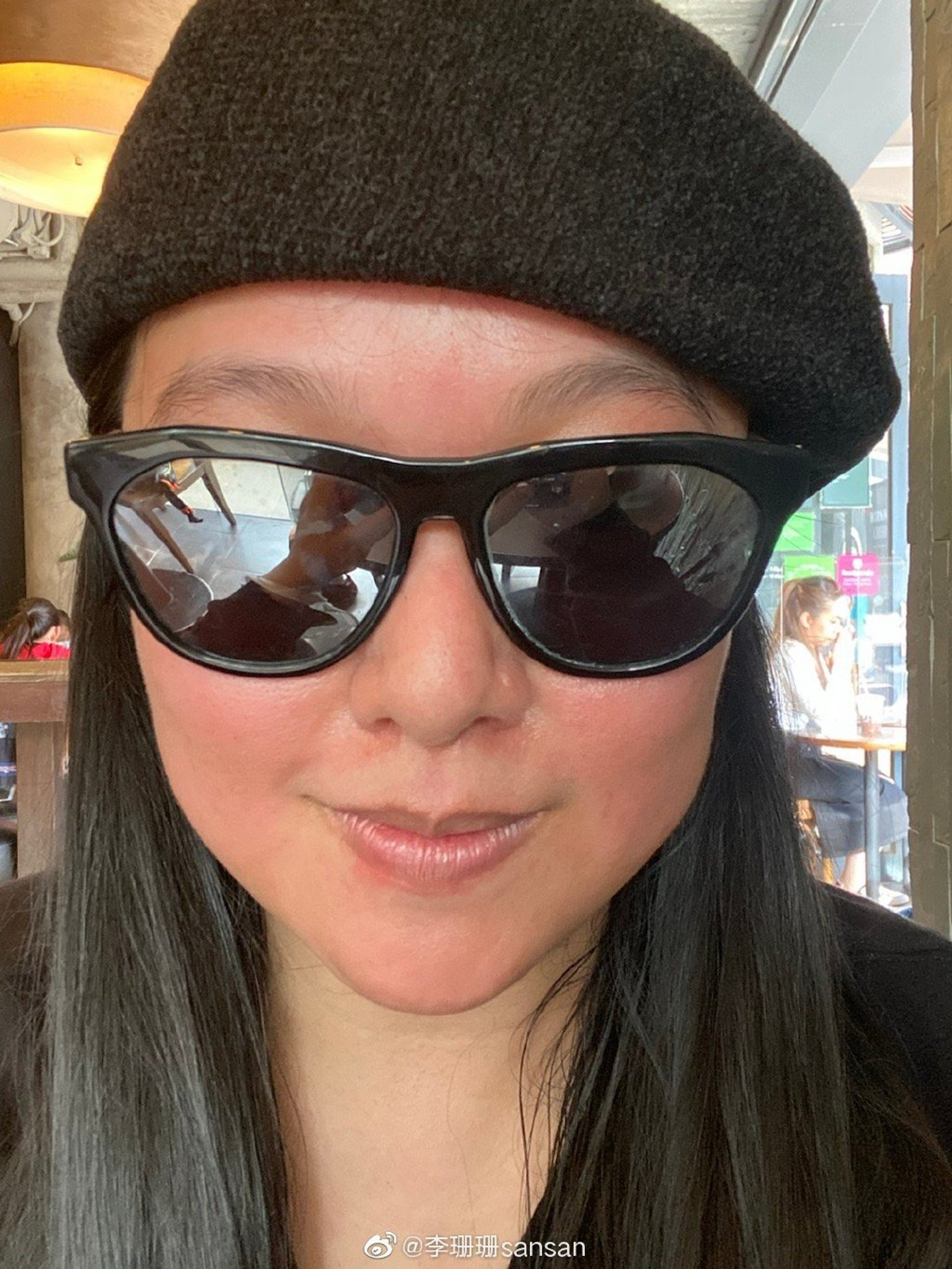 Ở tuổi trung niên, Lý San San xuống sắc nhiều do nhiều năm dùng thuốc trị bệnh. Ảnh: Weibo. Ở tuổi trung niên, Lý San San xuống sắc nhiều do nhiều năm dùng thuốc trị bệnh. Ảnh: Weibo.