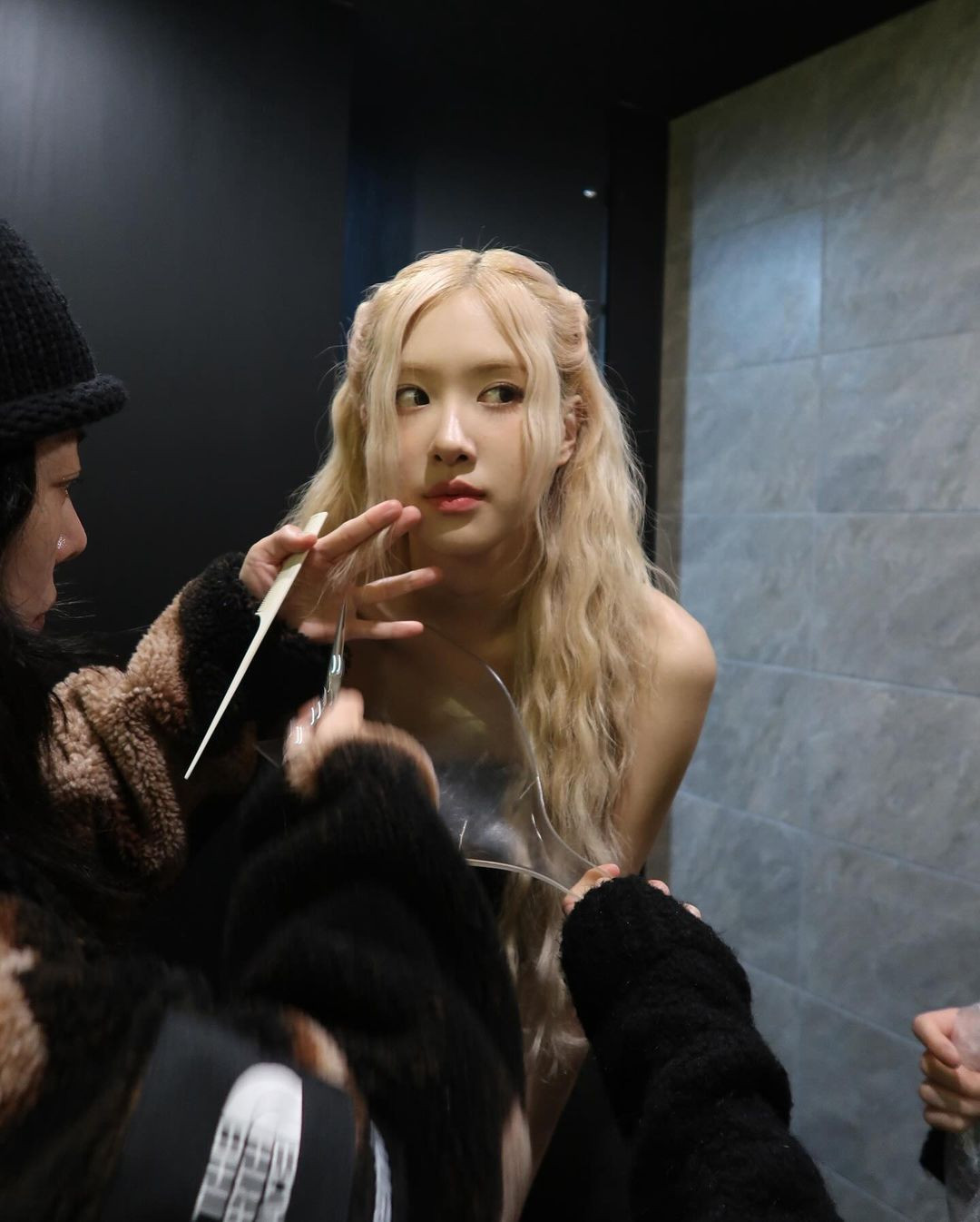 Tuy nhiên, những người khác cho rằng nguyên nhân xuất phát từ góc chụp bởi Rosé vẫn bình thường ở khoảnh khắc khác. Ngoài ra, theo một fan, chuyên gia trang điểm thường hợp tác với Rosé đang ở Coachella để tạo hình cho Le Ssafim nên Rosé phải thay người khác.