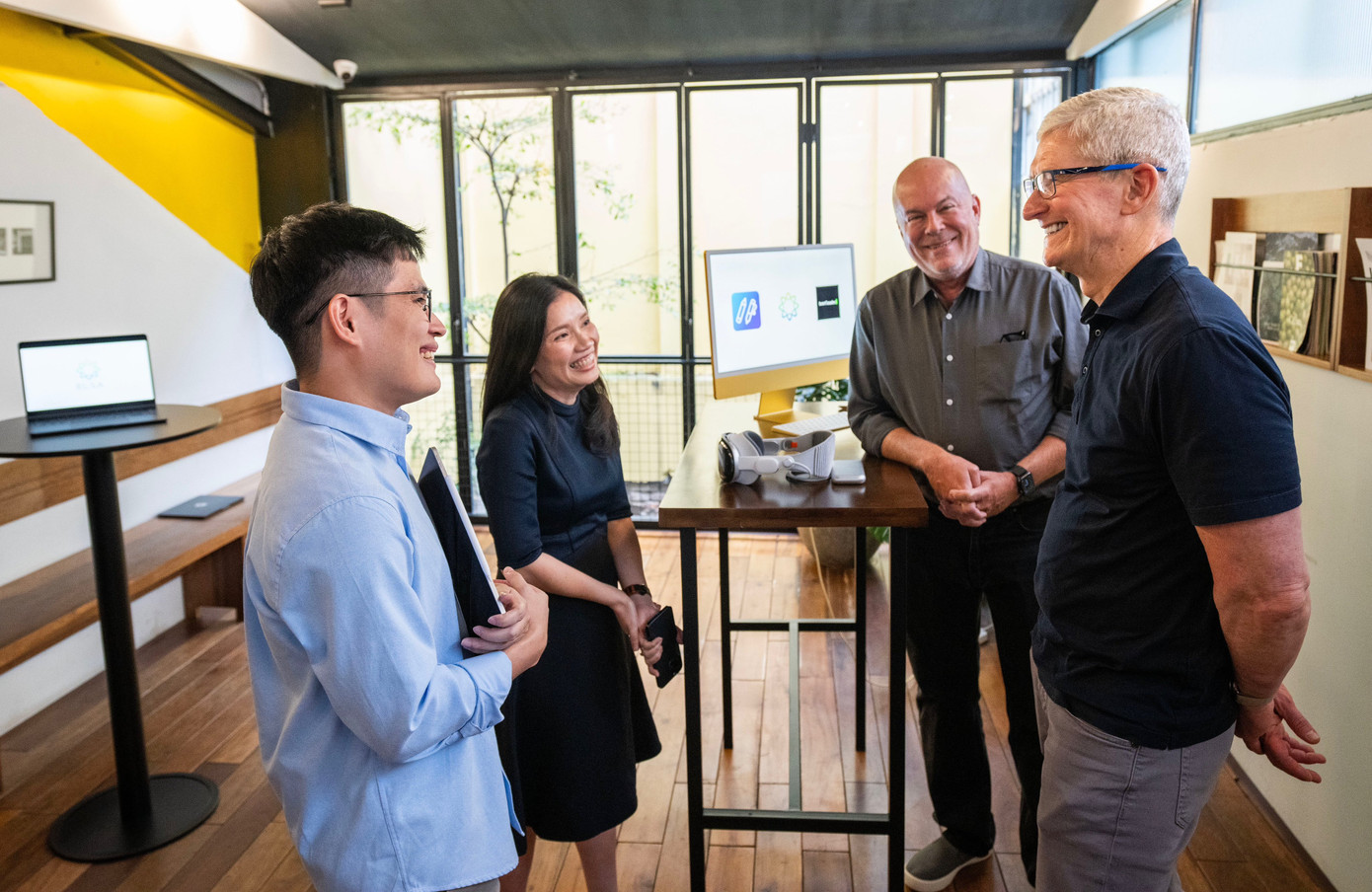 Tim Cook giản dị trong ngày đầu tiên đến Việt Nam. Ảnh: Twitter.