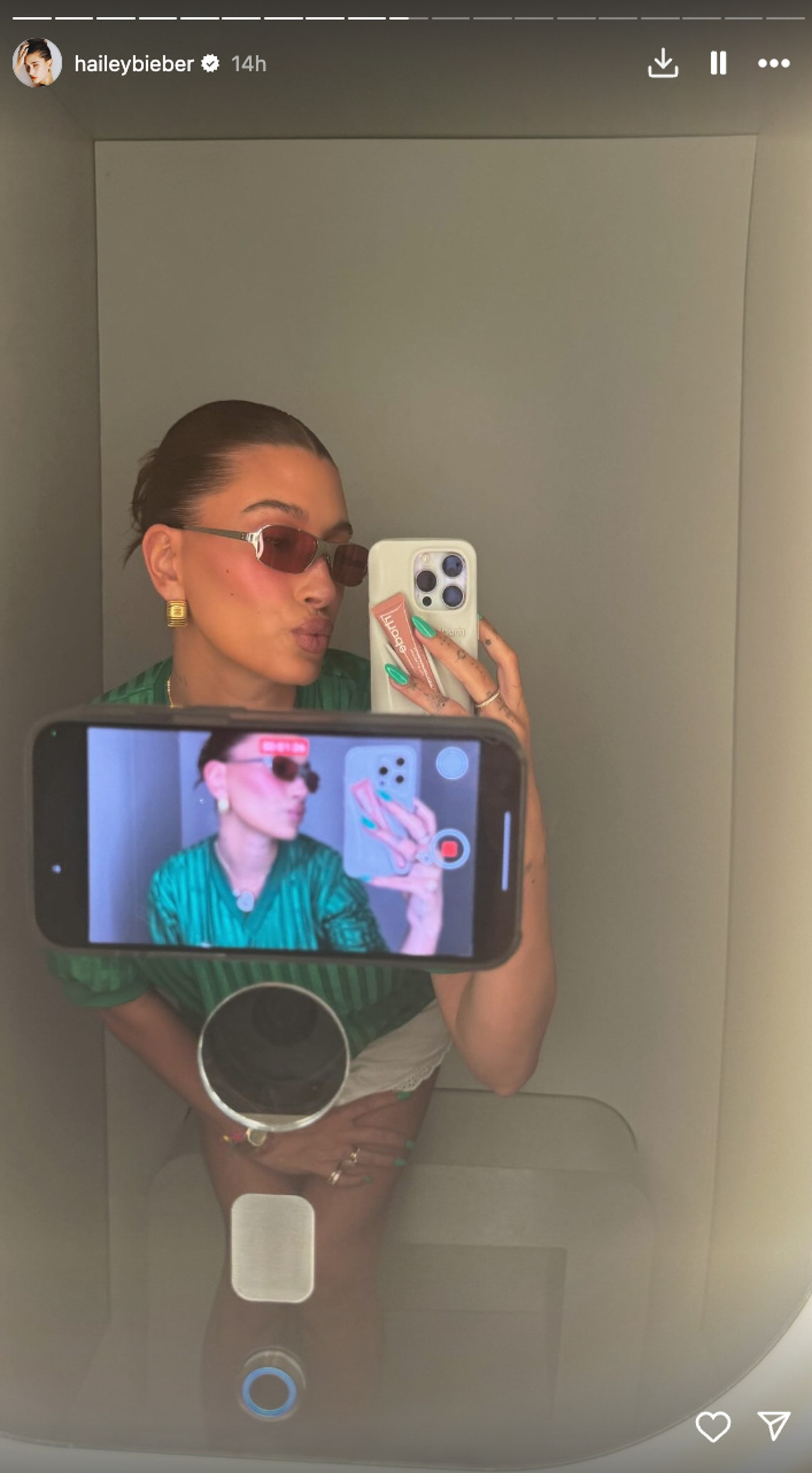 Vợ chồng Justin và Hailey Bieber cùng nhau đến lễ hội âm nhạc. Cả hai sau đó được nhìn thấy đứng cạnh nhau, hòa lẫn trong đám đông xem Lana Del Rey biểu diễn. Lần tái xuất này dập tan tin đồn ly hôn. Ảnh: IG/BackGrid.