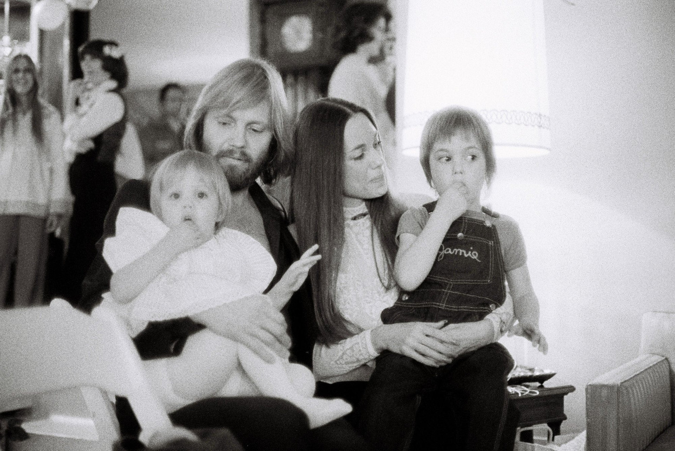 James và Angelina cùng cha mẹ vào năm 1977. Ảnh: Getty Images. James và Angelina cùng cha mẹ vào năm 1977. Ảnh: Getty Images.