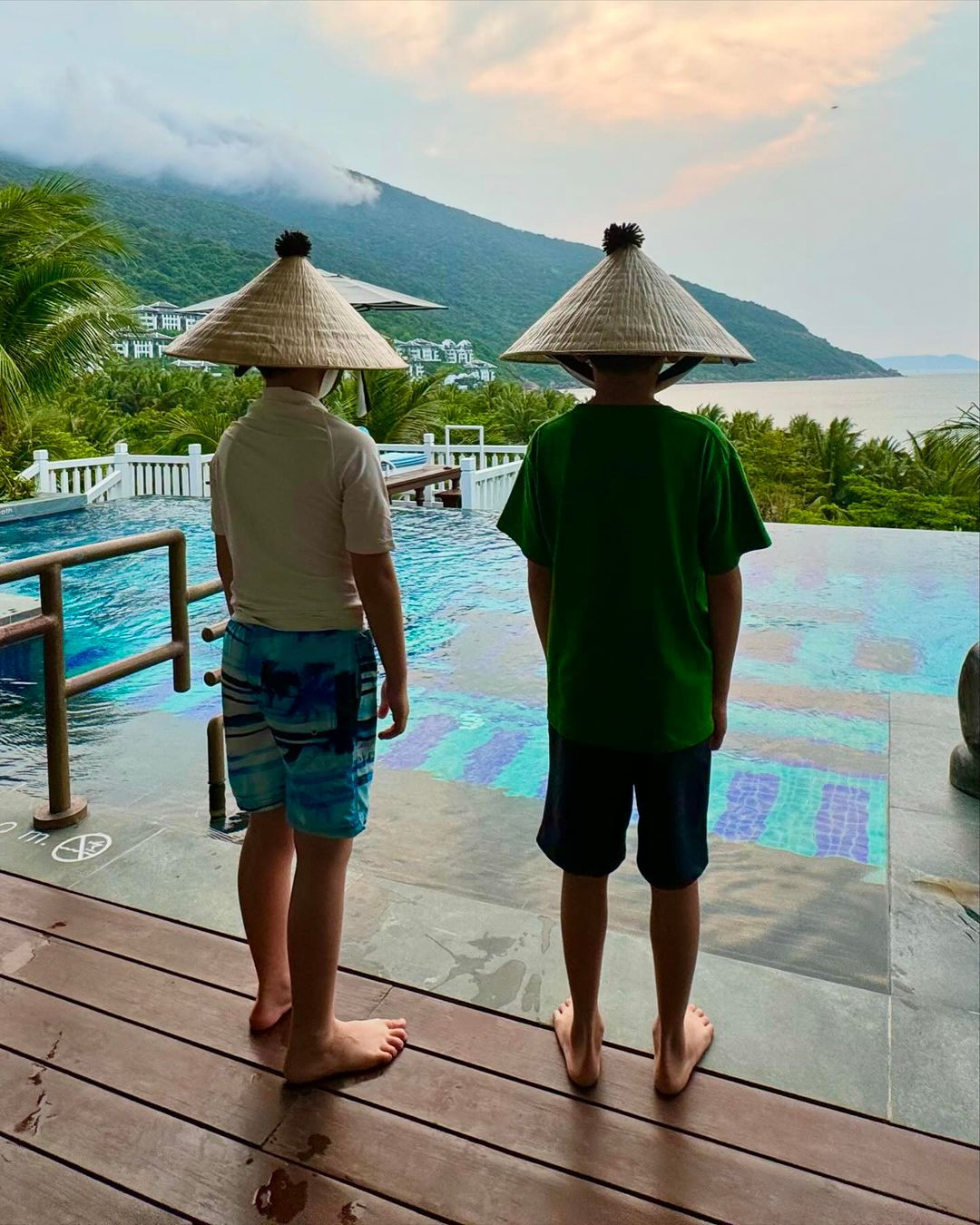 Hai con trai nhỏ của Lâm Chí Dĩnh cũng được cha mẹ mua cho nón lá riêng. Món đồ truyền thống Việt Nam này gần như là vật bất ly thân của gia đình họ Lâm trong những ngày lưu trú ở vùng đất miền Trung nắng nóng.