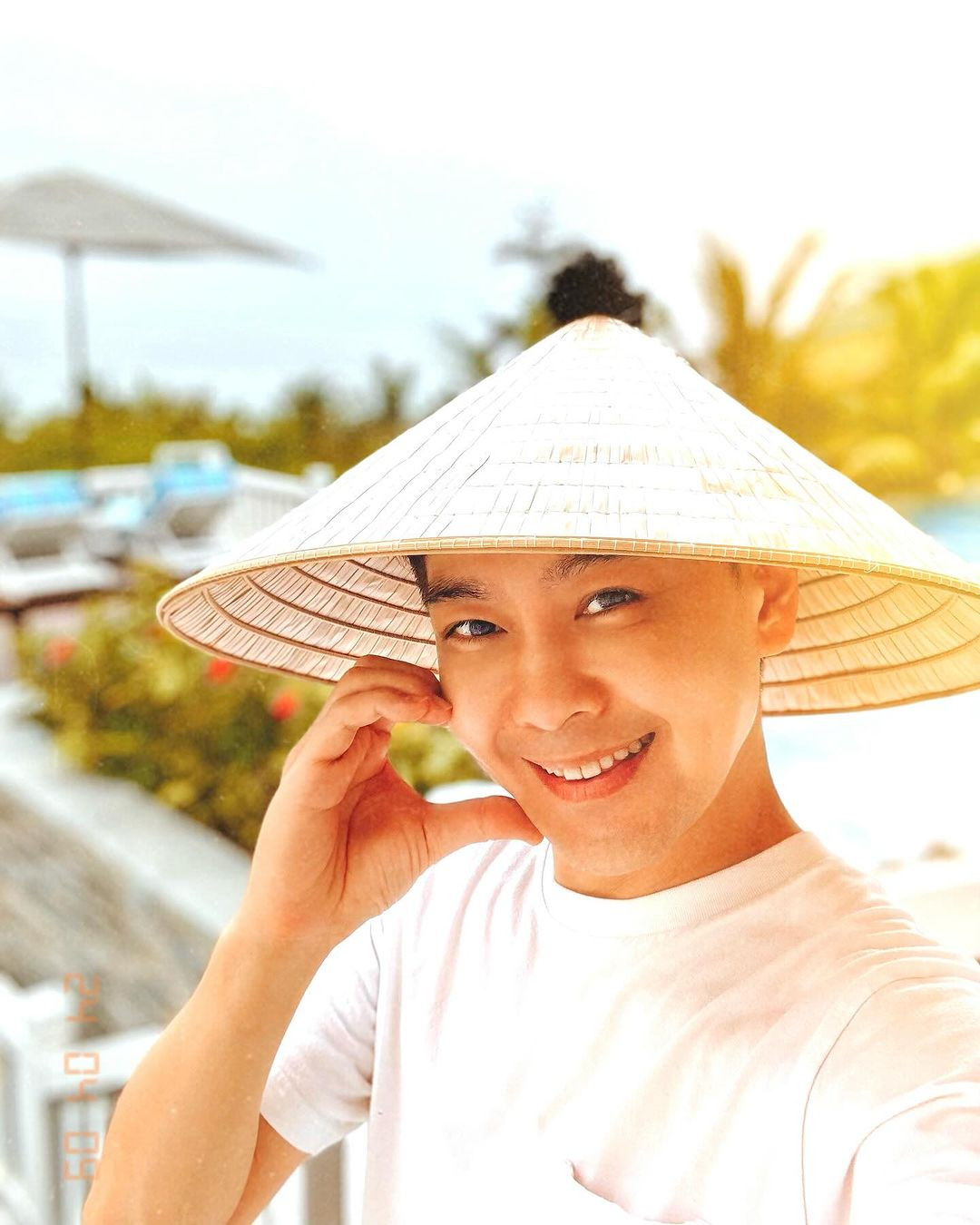 Chiều 13/4, Lâm Chí Dĩnh chia sẻ lên trang cá nhân hình ảnh và video trong chuyến thăm Việt Nam. Ở phần chú thích, anh cho biết đi du lịch cùng gia đình, còn kèm thêm câu tiếng Việt: "Chào Đà Nẵng". Ngôi sao Lục Tiểu Phụng rạng rỡ trong chiếc nón lá và làm động tác thả tim đáng yêu. Nếu chỉ nhìn ảnh, khó có thể tin tài tử họ Lâm đã chạm ngưỡng 50 tuổi.