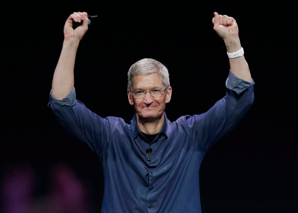 Tim Cook đôi khi thể hiện khía cạnh vụng về khi không quan tâm ống tay áo xắn không đều. Tuy nhiên, cũng có ý kiến cho rằng người làm việc lớn quá bận rộn để bận lòng vào những tiểu tiết không gây ảnh hưởng. Ảnh: AP.