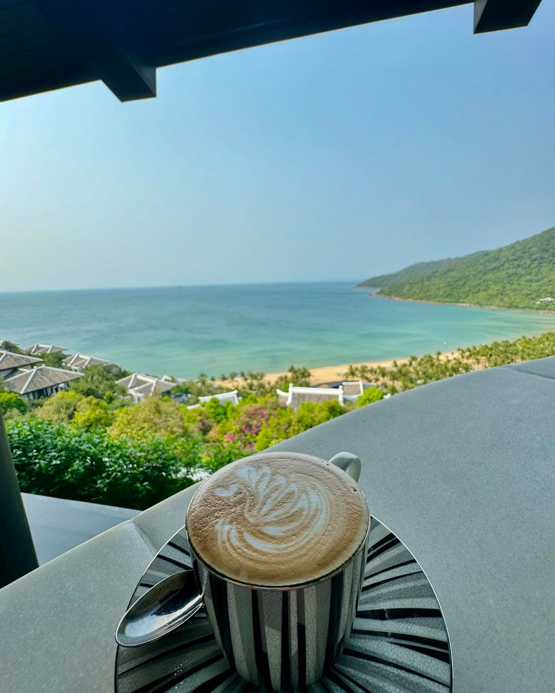 Cà phê và phở có vẻ như là hai món đồ ăn, thức uống yêu thích của Lâm Chí Dĩnh. Anh chụp ảnh chia sẻ với người hâm mộ. Trước đó, vào ngày 9/4, vợ nam diễn viên, Trần Nhược Nghi, cũng ghi lại trải nghiệm thưởng thức cà phê cốt dừa và phở trên trang cá nhân.