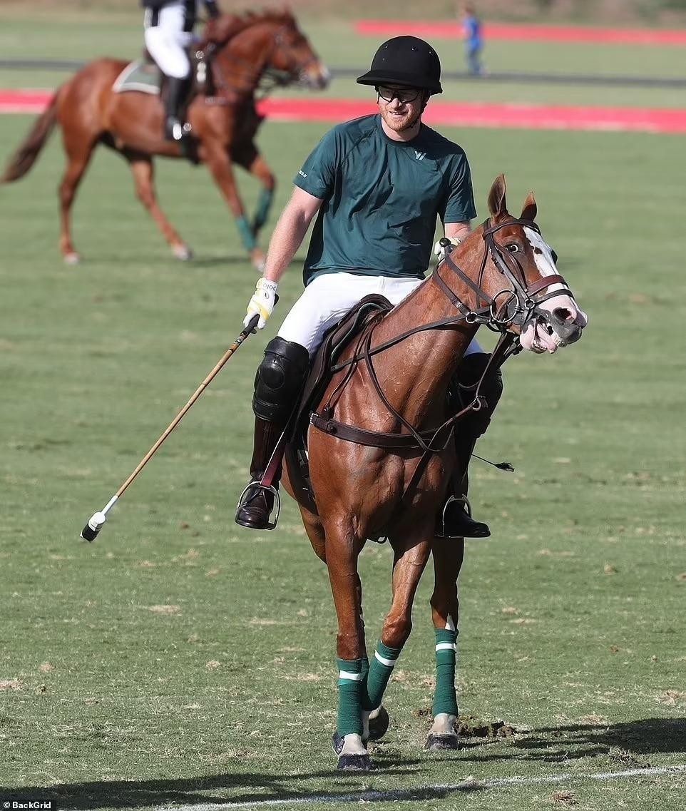 Harry tham gia trận đấu tại Santa Barbara Polo &amp; Racquet Club vào năm 2022. Ảnh: BackGrid.