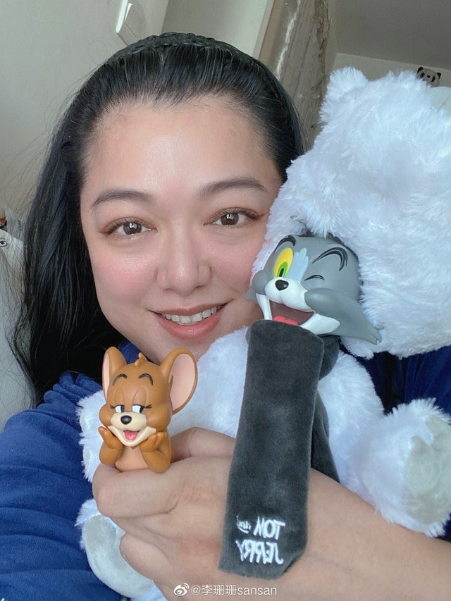 Ở tuổi trung niên, Lý San San xuống sắc nhiều do nhiều năm dùng thuốc trị bệnh. Ảnh: Weibo. Ở tuổi trung niên, Lý San San xuống sắc nhiều do nhiều năm dùng thuốc trị bệnh. Ảnh: Weibo.