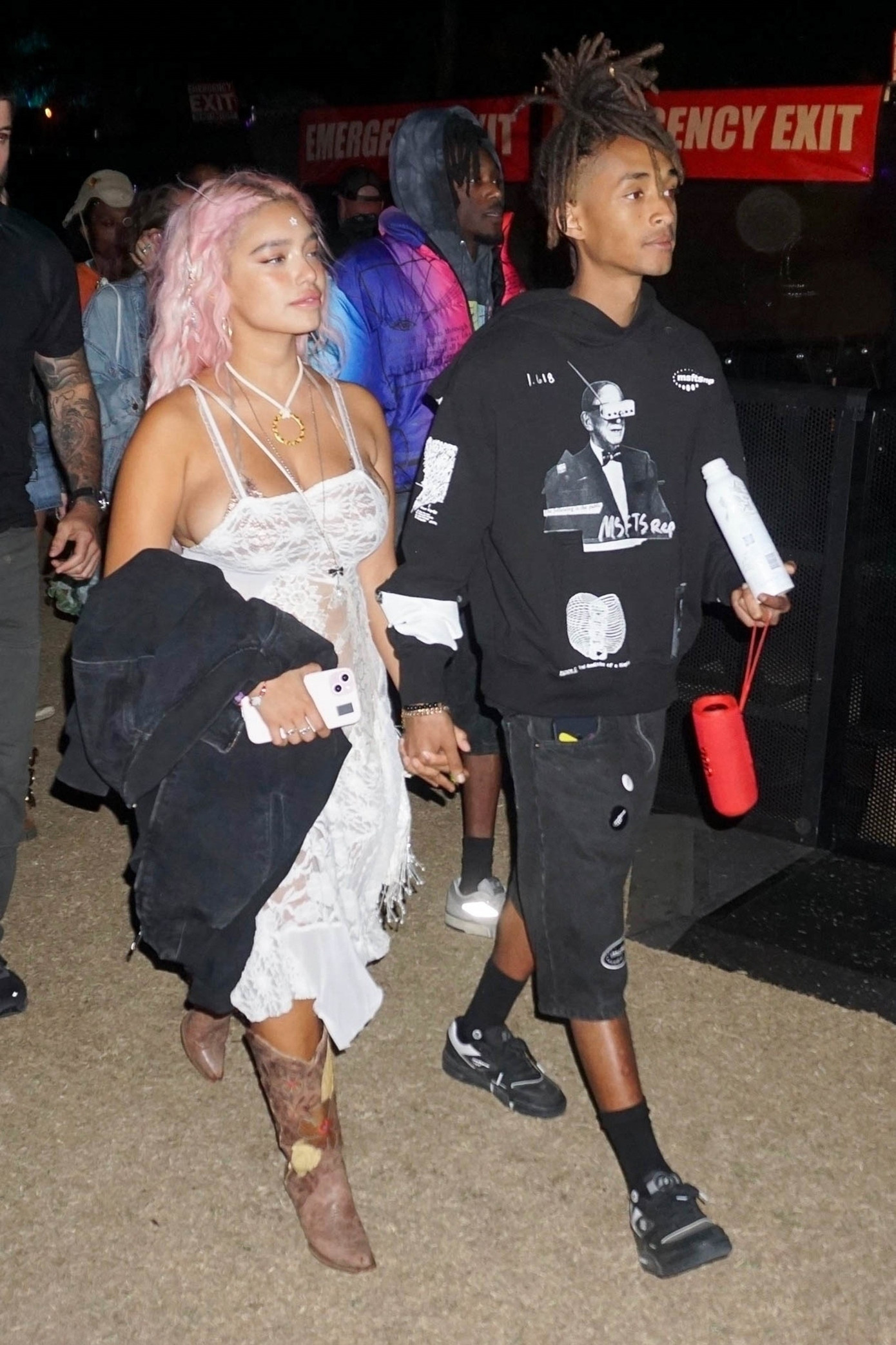 Jaden Smith nắm tay bạn gái Sab Zada tại Coachella. Ảnh: BackGrid.