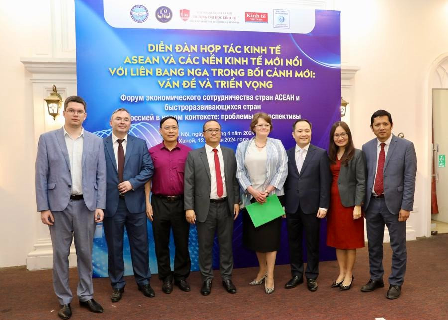 Các diễn giả tại Diễn đàn hợp tác kinh tế ASEAN và các nền kinh tế mới nổi với Liên bang Nga trong bối cảnh mới. Ảnh: Việt Dũng.