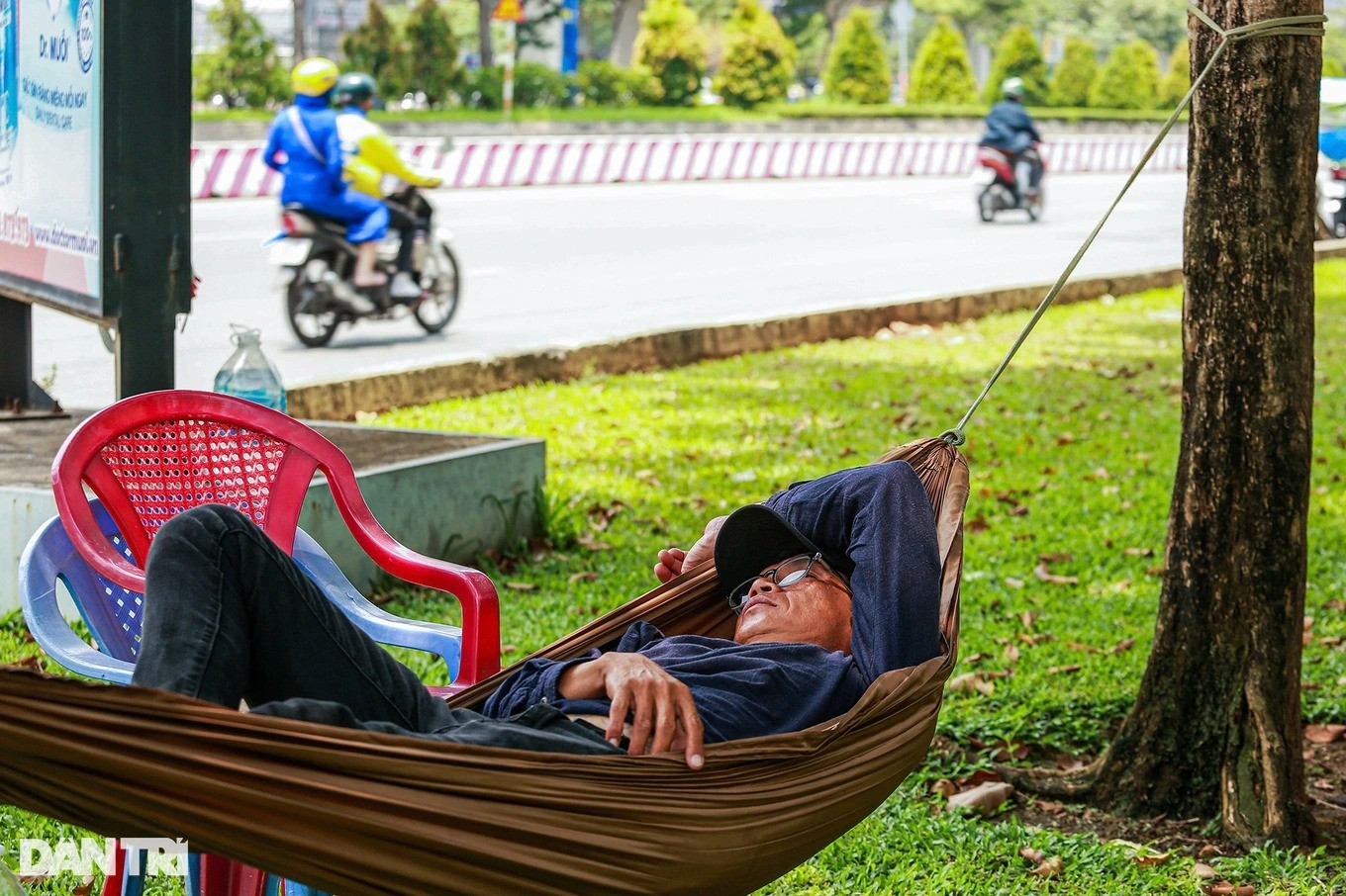 Người đàn ông nằm tránh nắng dưới bóng cây trên đường Võ Nguyên Giáp, TP Thủ Đức (Ảnh: An Huy). Người đàn ông nằm tránh nắng dưới bóng cây trên đường Võ Nguyên Giáp, TP Thủ Đức (Ảnh: An Huy).