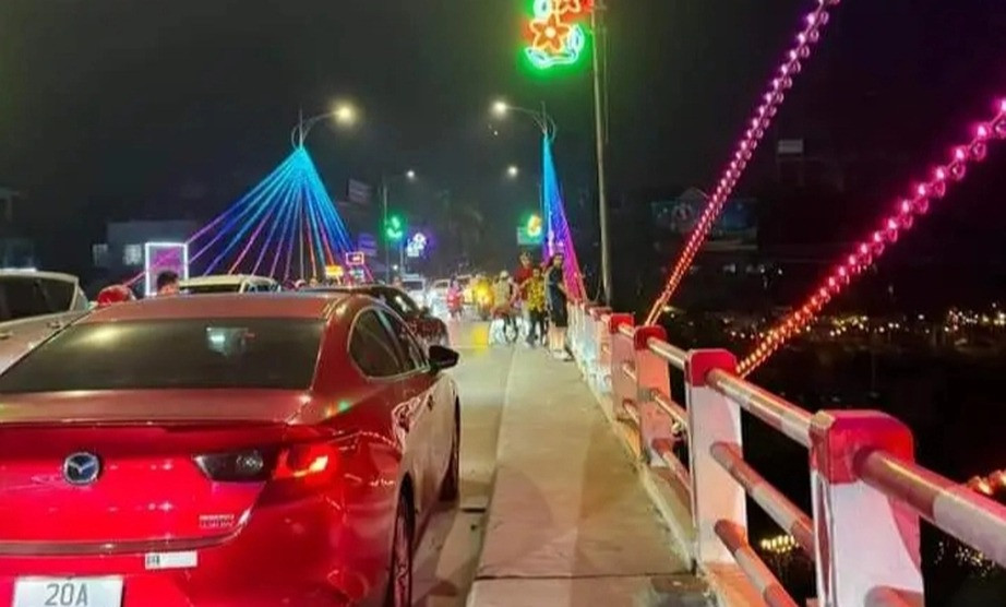 Cô gái bỏ lại ô tô trên cầu rồi nhảy xuống sông tự tử. Ảnh: FB. Cô gái bỏ lại ô tô trên cầu rồi nhảy xuống sông tự tử. Ảnh: FB.