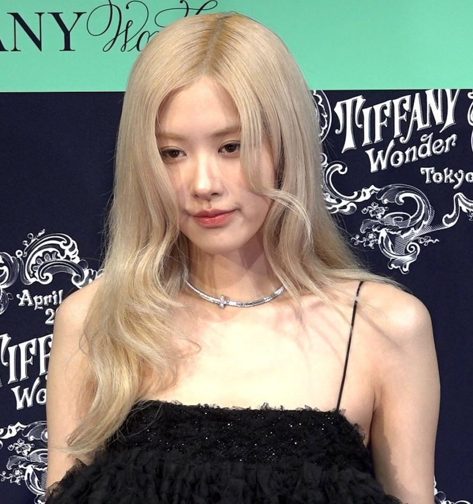 Cư dân mạng chia thành hai phe: người tin Rosé đã cắt mí mắt, số khác cho rằng do trang điểm. Cư dân mạng chia thành hai phe: người tin Rosé đã cắt mí mắt, số khác cho rằng do trang điểm.