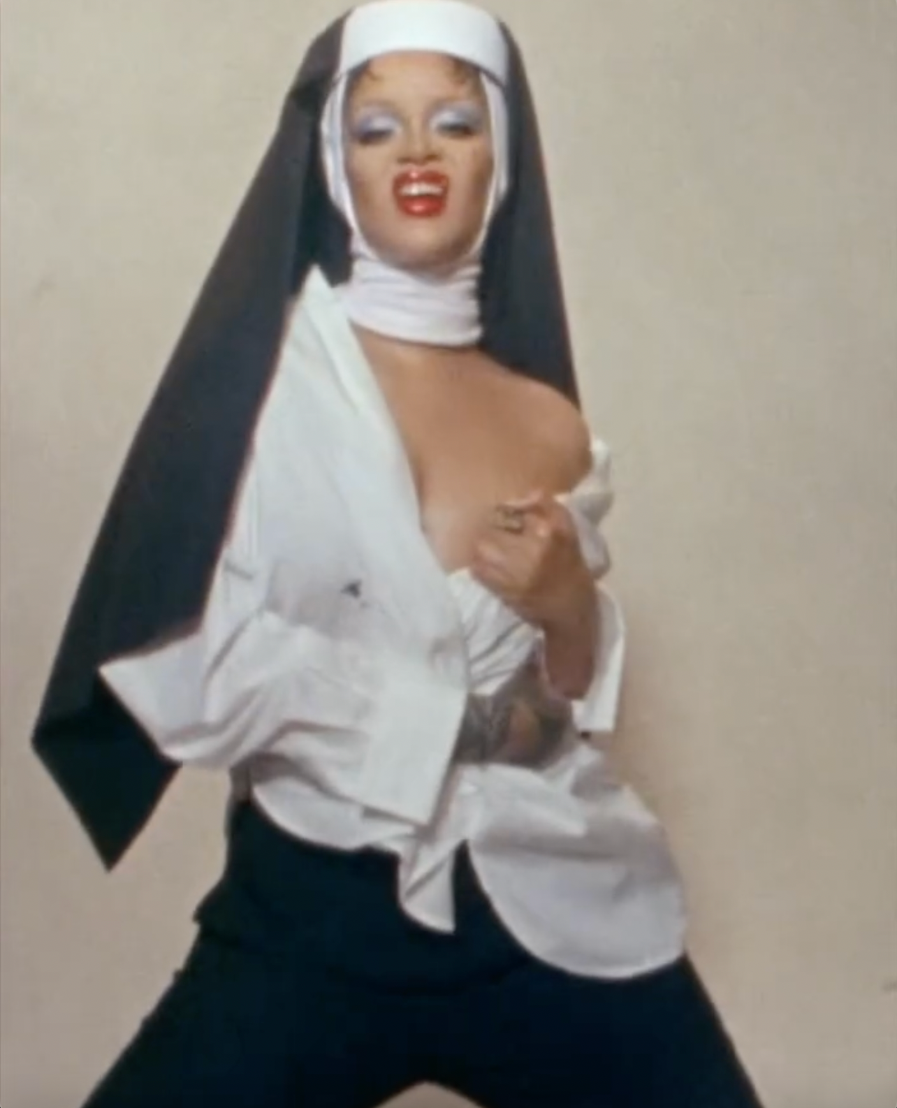 Cư dân mạng phẫn nộ trước việc hình ảnh nữ tu bị tình dục hóa. Họ cho rằng đây là hành vi thiếu tôn trọng đối với Cơ Đốc giáo. Ảnh cắt từ video. Cư dân mạng phẫn nộ trước việc hình ảnh nữ tu bị tình dục hóa. Họ cho rằng đây là hành vi thiếu tôn trọng đối với Cơ Đốc giáo. Ảnh cắt từ video.