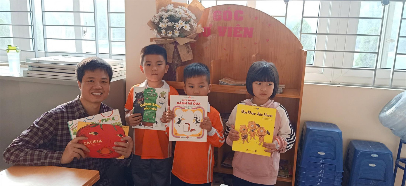 Anh Đỗ Tiến Thành (kỹ sư xây dựng làm việc tại Hà Nội) dành thời gian đọc sách cho thiếu nhi hàng tháng để khuyến đọc Anh Đỗ Tiến Thành (kỹ sư xây dựng làm việc tại Hà Nội) dành thời gian đọc sách cho thiếu nhi hàng tháng để khuyến đọc