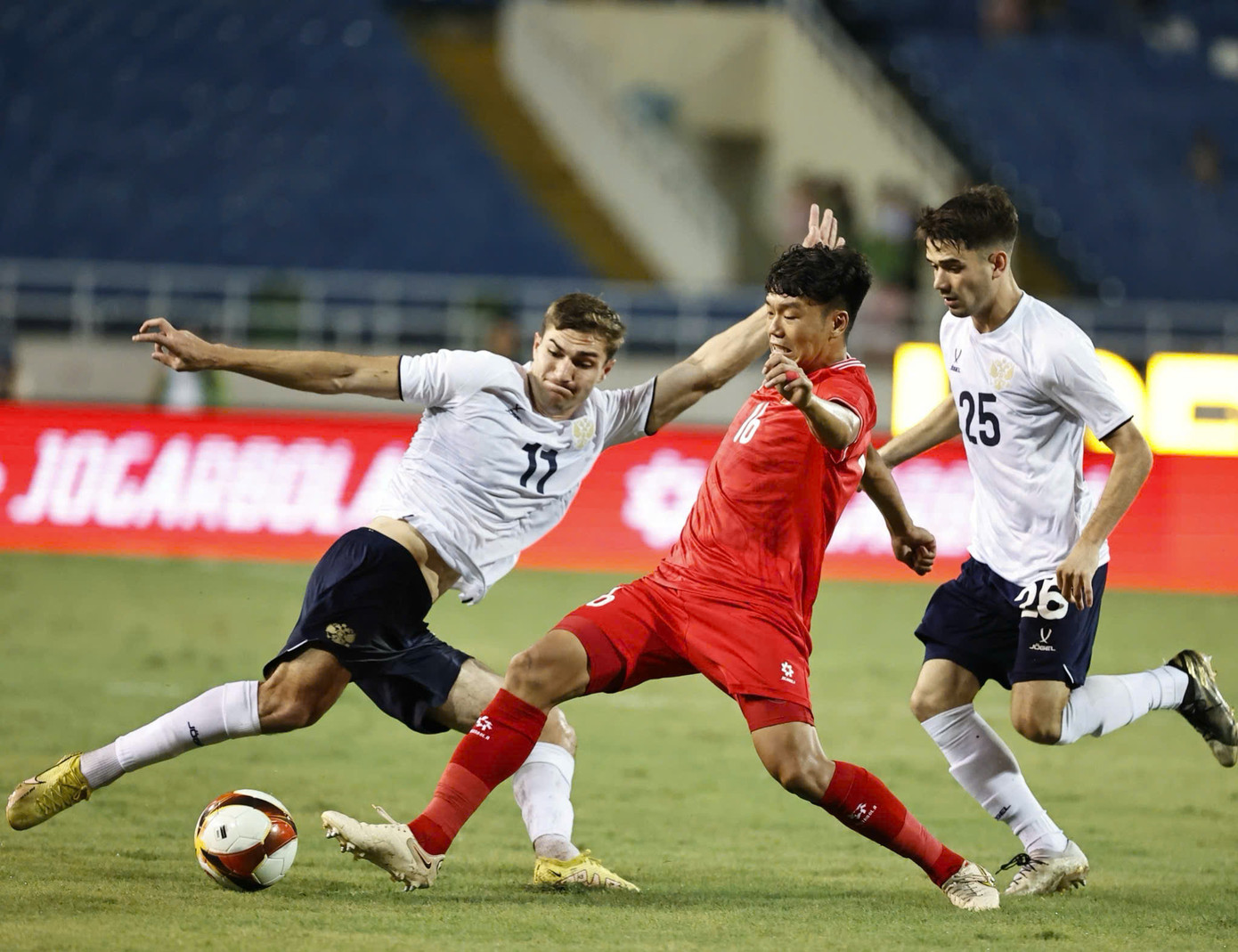 Đội tuyển Việt Nam nhận được nhiều bài học kinh nghiệm trước đối thủ mạnh như Nga. Ảnh: Như Ý Đội tuyển Việt Nam nhận được nhiều bài học kinh nghiệm trước đối thủ mạnh như Nga. Ảnh: Như Ý