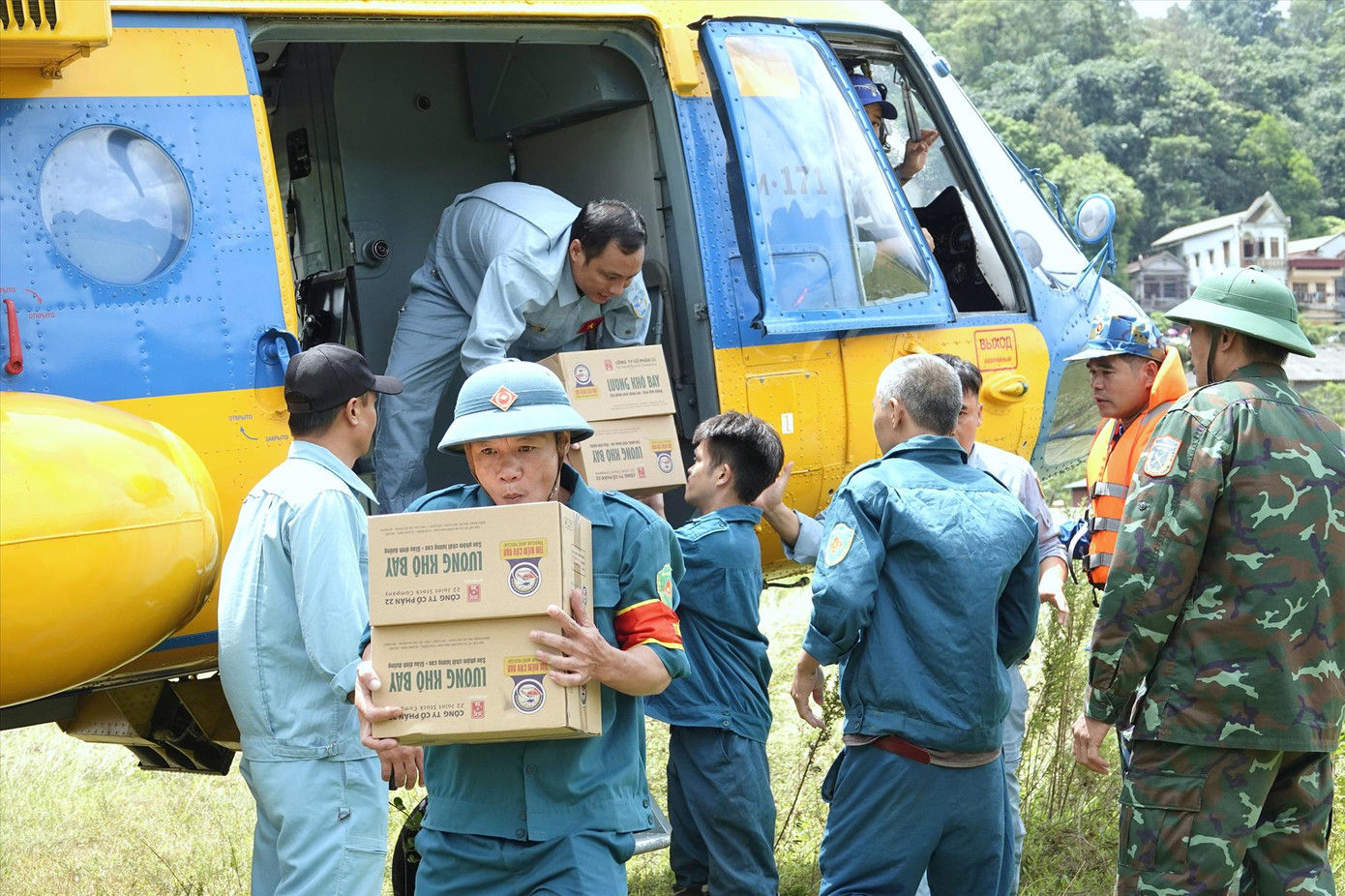 Lực lượng tiếp nhận của huyện Nguyên Bình, tỉnh Cao Bằng vận chuyển nhu yếu phẩm cứu trợ sau khi máy bay hạ cánh. ẢNH: NGUYỄN MINH Lực lượng tiếp nhận của huyện Nguyên Bình, tỉnh Cao Bằng vận chuyển nhu yếu phẩm cứu trợ sau khi máy bay hạ cánh. ẢNH: NGUYỄN MINH