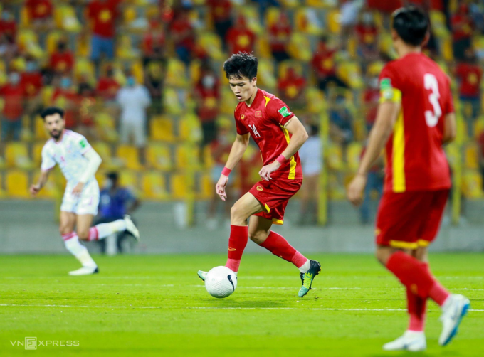 Nguyễn Hoàng Đức (giữa) trong màu áo của đội tuyển Việt Nam Nguyễn Hoàng Đức (giữa) trong màu áo của đội tuyển Việt Nam