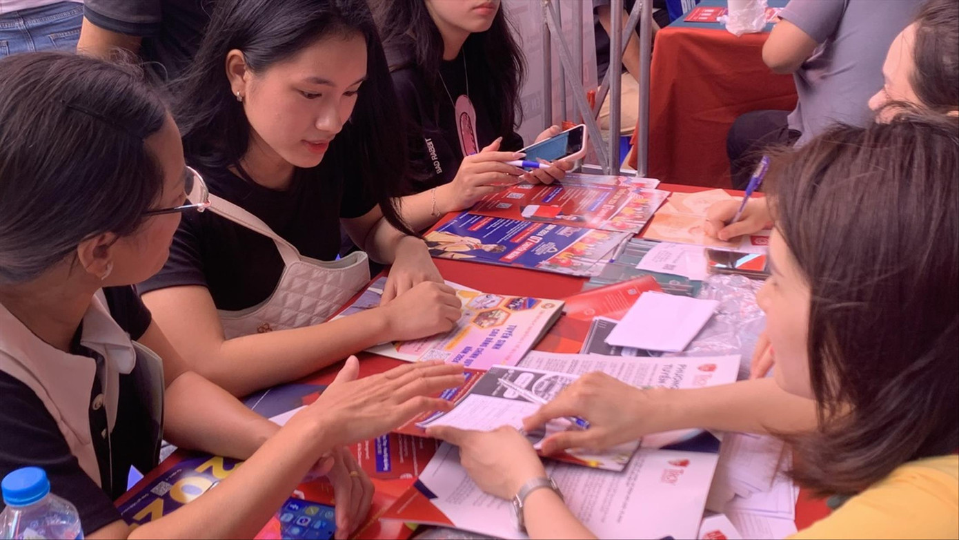 Thí sinh tham gia ngày tư vấn xét tuyển ĐH, CĐ năm 2024. Ảnh: Diệp An