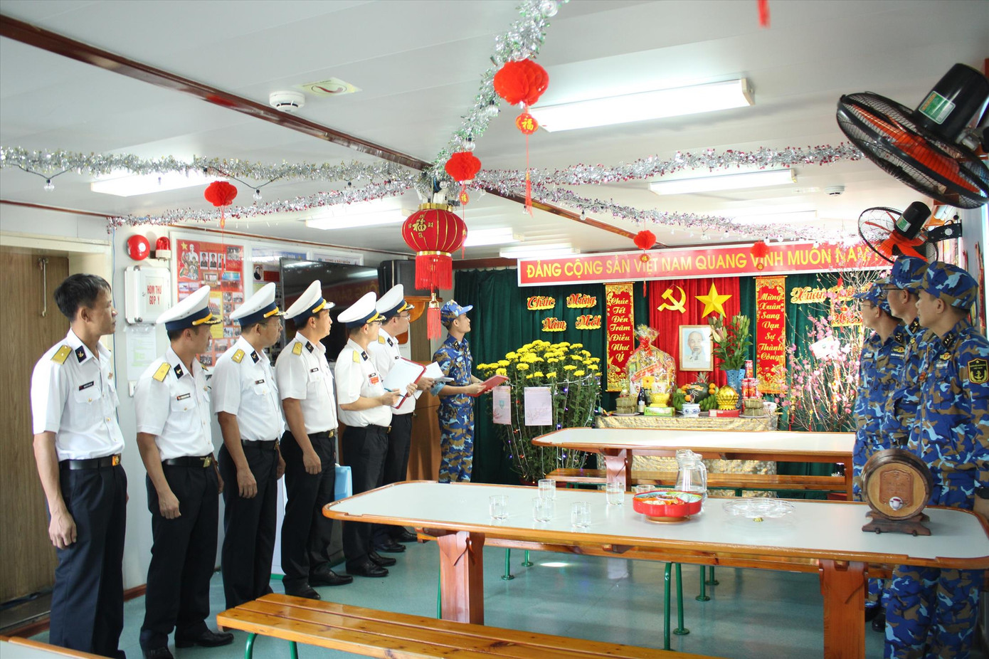 Thi trang trí phòng đón xuân là một trong nhiều hoạt động của cán bộ, chiến sĩ Lữ đoàn 955 vào mỗi dịp xuân về.