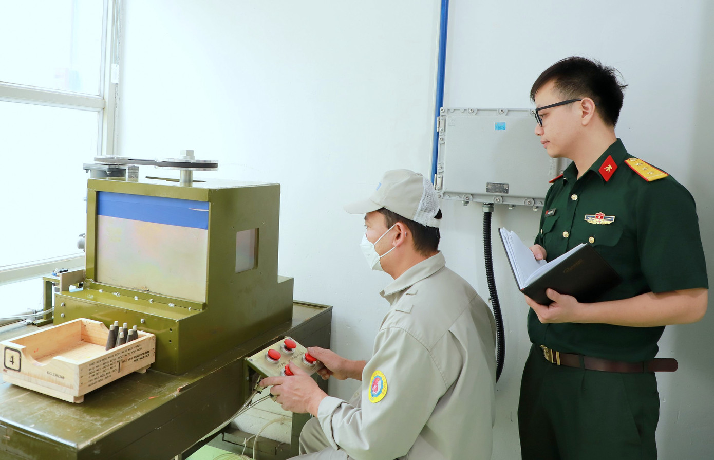 Đại úy Hoàng Đông Đông (bên phải) hướng dẫn công nhân nhà máy vận hành thiết bị tháo lắp trạm nổ bán tự động ở Phân xưởng Tổng lắp. Đại úy Hoàng Đông Đông (bên phải) hướng dẫn công nhân nhà máy vận hành thiết bị tháo lắp trạm nổ bán tự động ở Phân xưởng Tổng lắp.