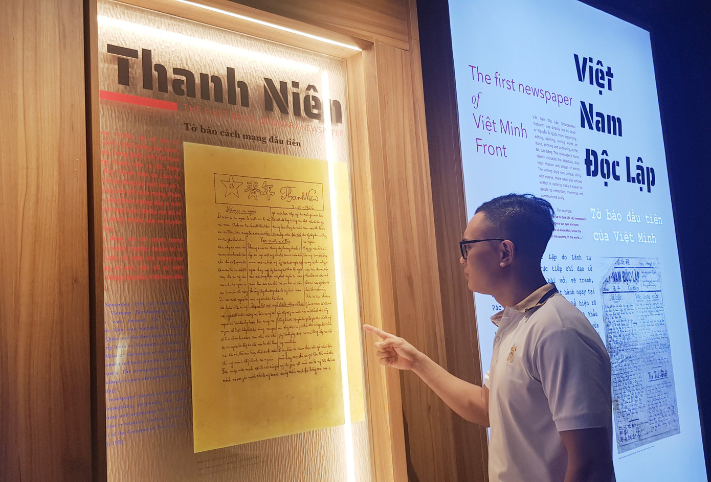 Anh Nguyễn Văn Ba giới thiệu về báo Thanh Niên trưng bày trong Bảo tàng Báo chí Việt Nam. Ảnh: KIẾN NGHĨA