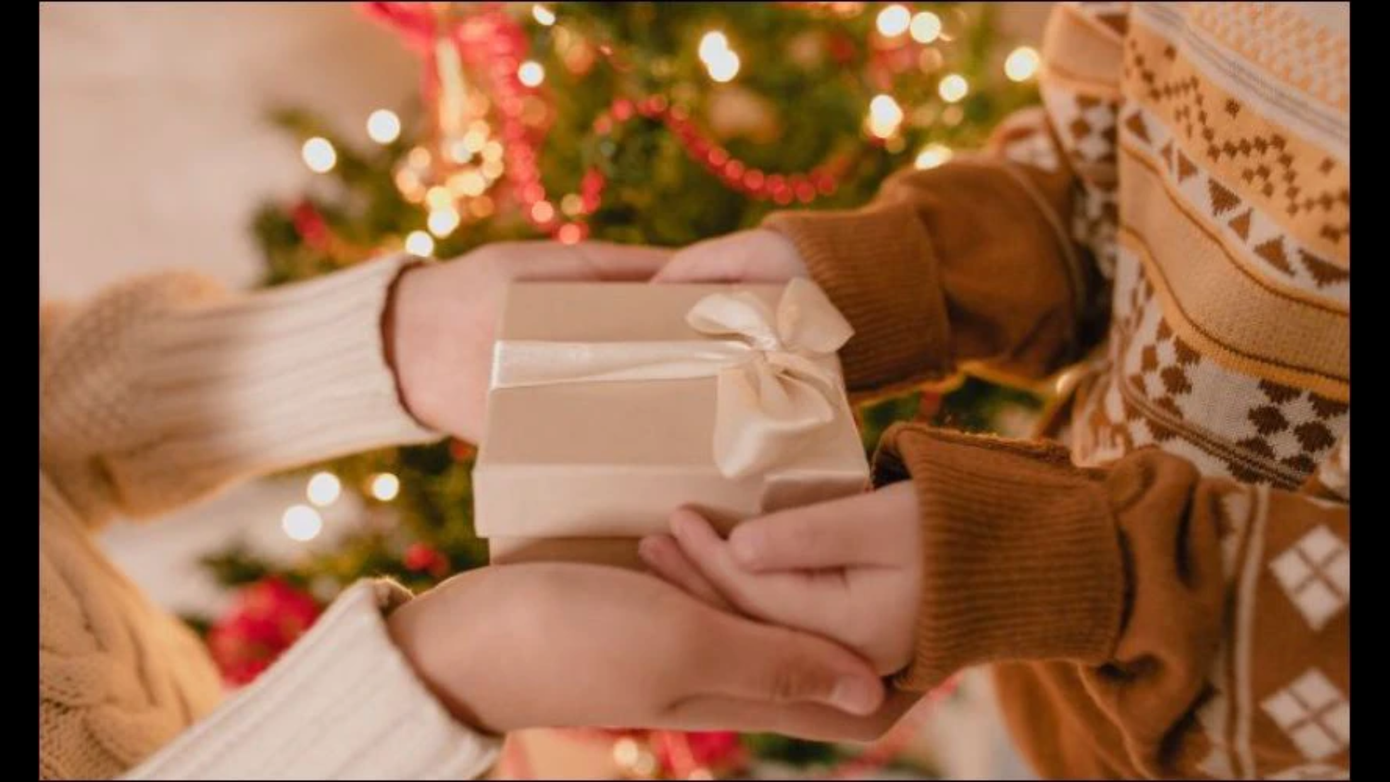 Nhiều chàng trai lo lắng món quà Giáng sinh “lệch nhịp” với kỳ vọng của đối phương. Ảnh minh họa: Getty Images