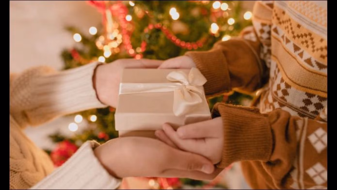 Nhiều chàng trai lo lắng món quà Giáng sinh “lệch nhịp” với kỳ vọng của đối phương. Ảnh minh họa: Getty Images