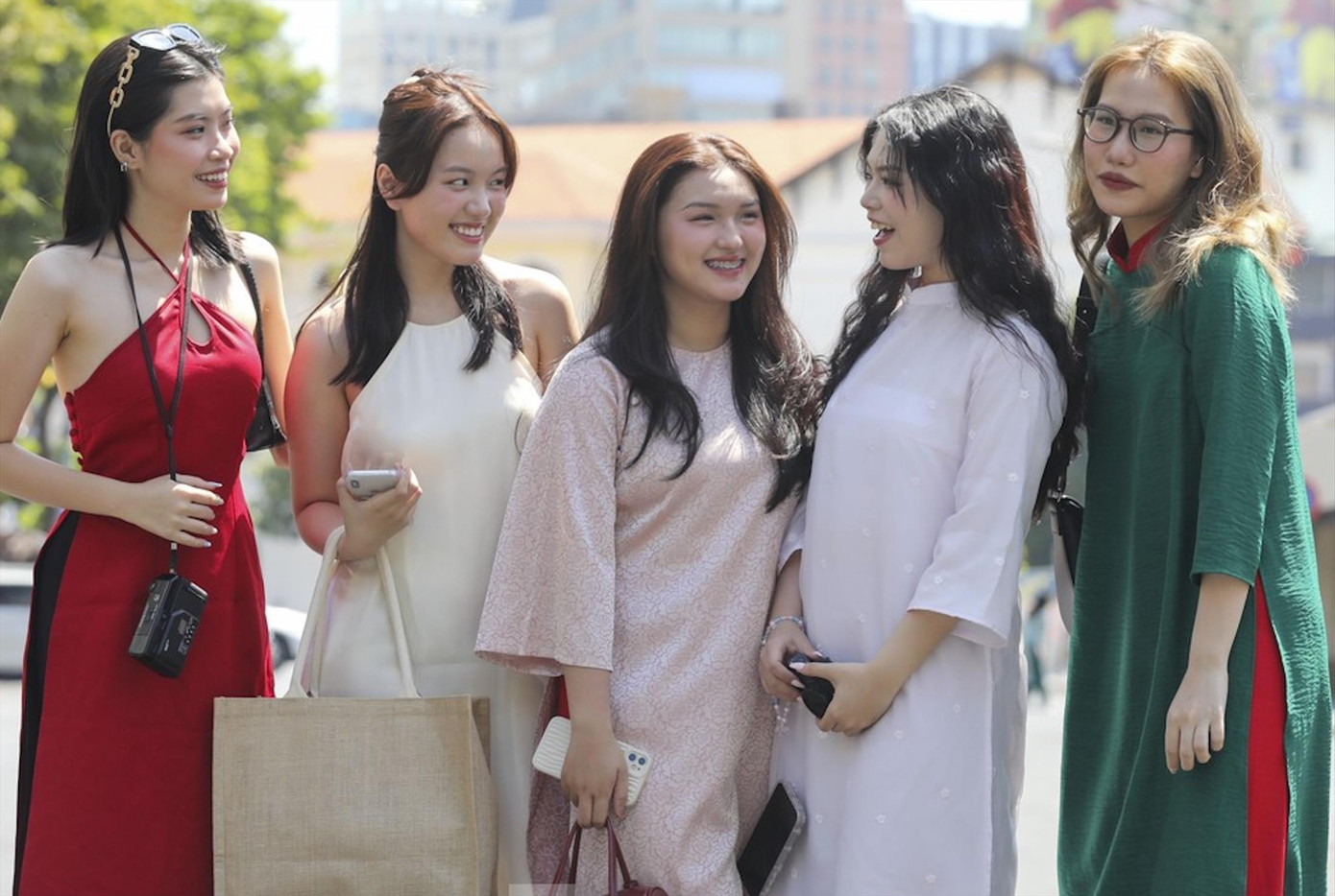 Khách du Xuân trên Đường hoa Nguyễn Huệ Tết Giáp Thìn. Ảnh: Duy Anh