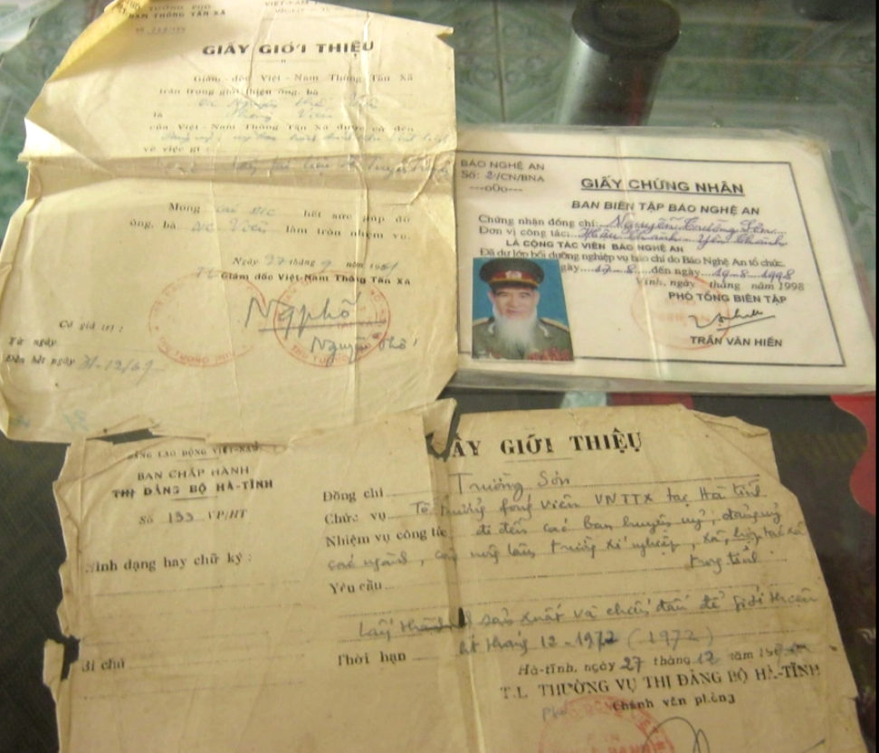 Những tấm giấy giới thiệu được ông lưu giữ rất cẩn thận Những tấm giấy giới thiệu được ông lưu giữ rất cẩn thận